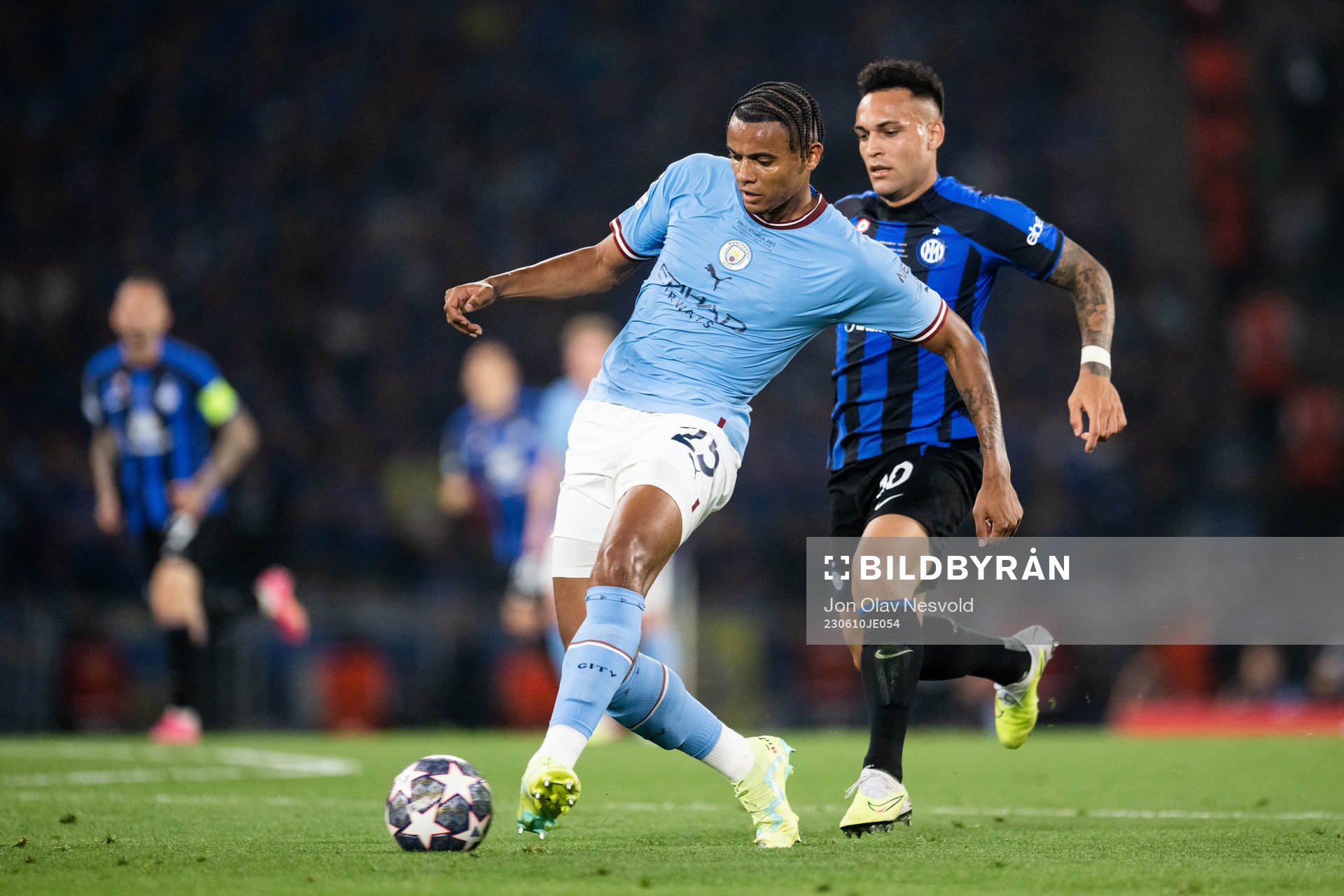 Manuel Akanji of Manchester City and Lautaro Martinez of