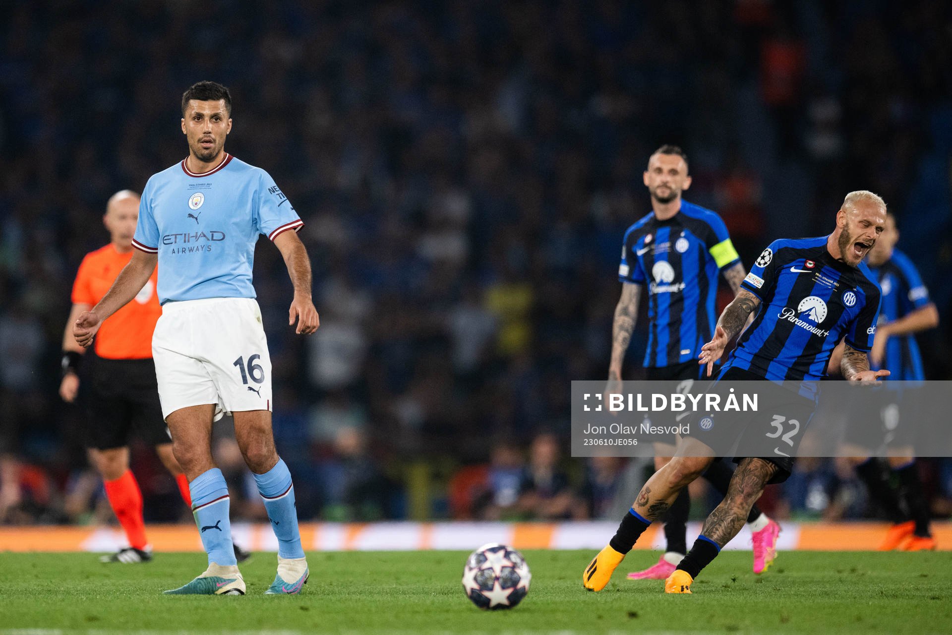 Rodri of Manchester City and Federico Dimarco of Inter