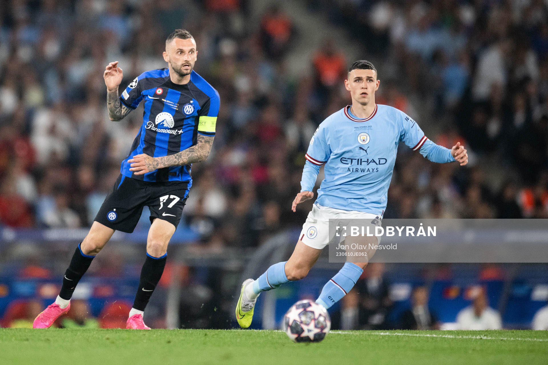 Milan Skriniar of Inter and Phil Foden of Manchester City