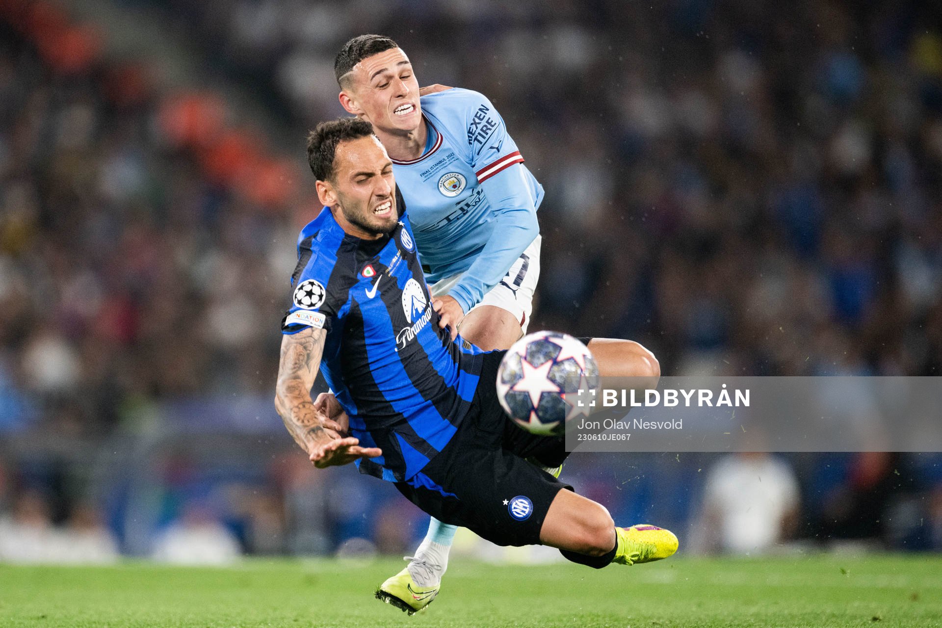 Hakan Calhanoglu of Inter and Phil Foden of Manchester City during the UEFA Champions League football match between Manchester City and Inter on June 10, 2023 in Istanbul.