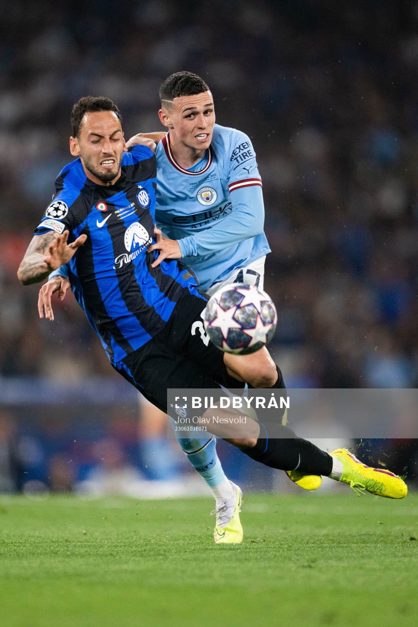 Hakan Calhanoglu of Inter and Phil Foden of Manchester City