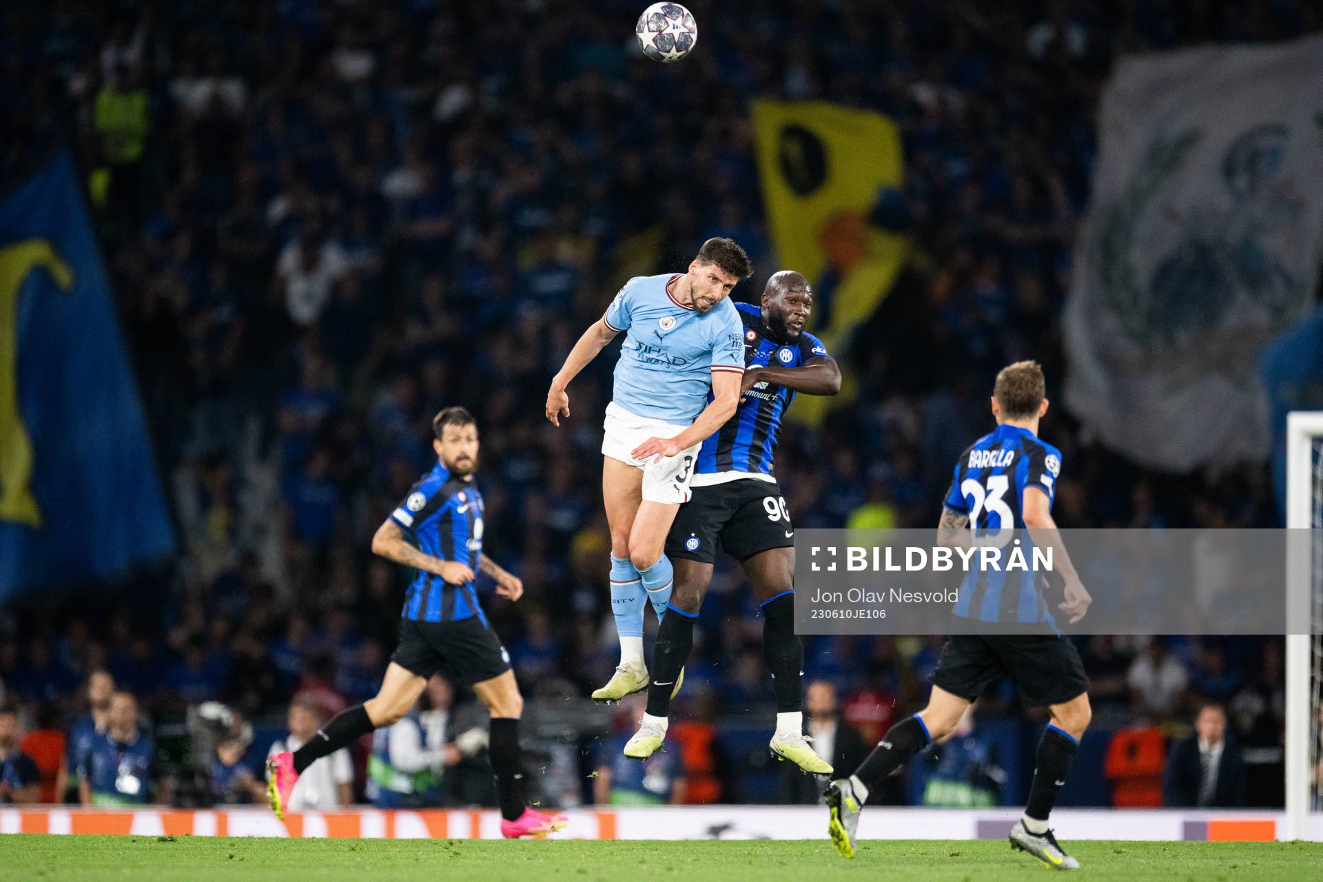 Ruben Dias of Manchester City and Romelu Lukaku of Inter