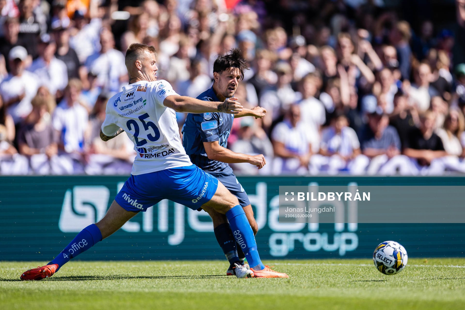 Värnamos Victor Eriksson och Malmö FFs Stefano Vecchia