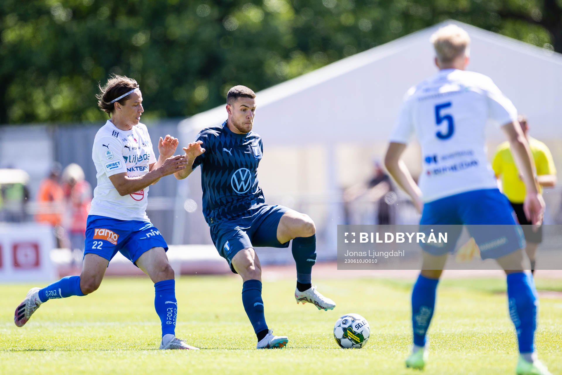 Värnamos Simon Thern och Malmö FFs Gabriel Busanello