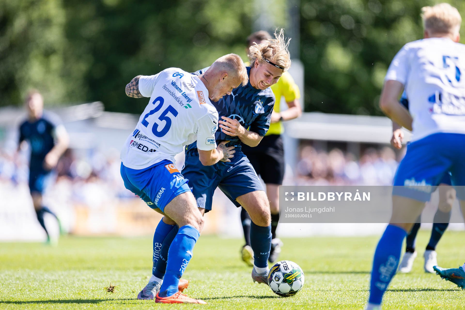 Värnamos Victor Eriksson och Malmö FFs Sebastian Nanasi