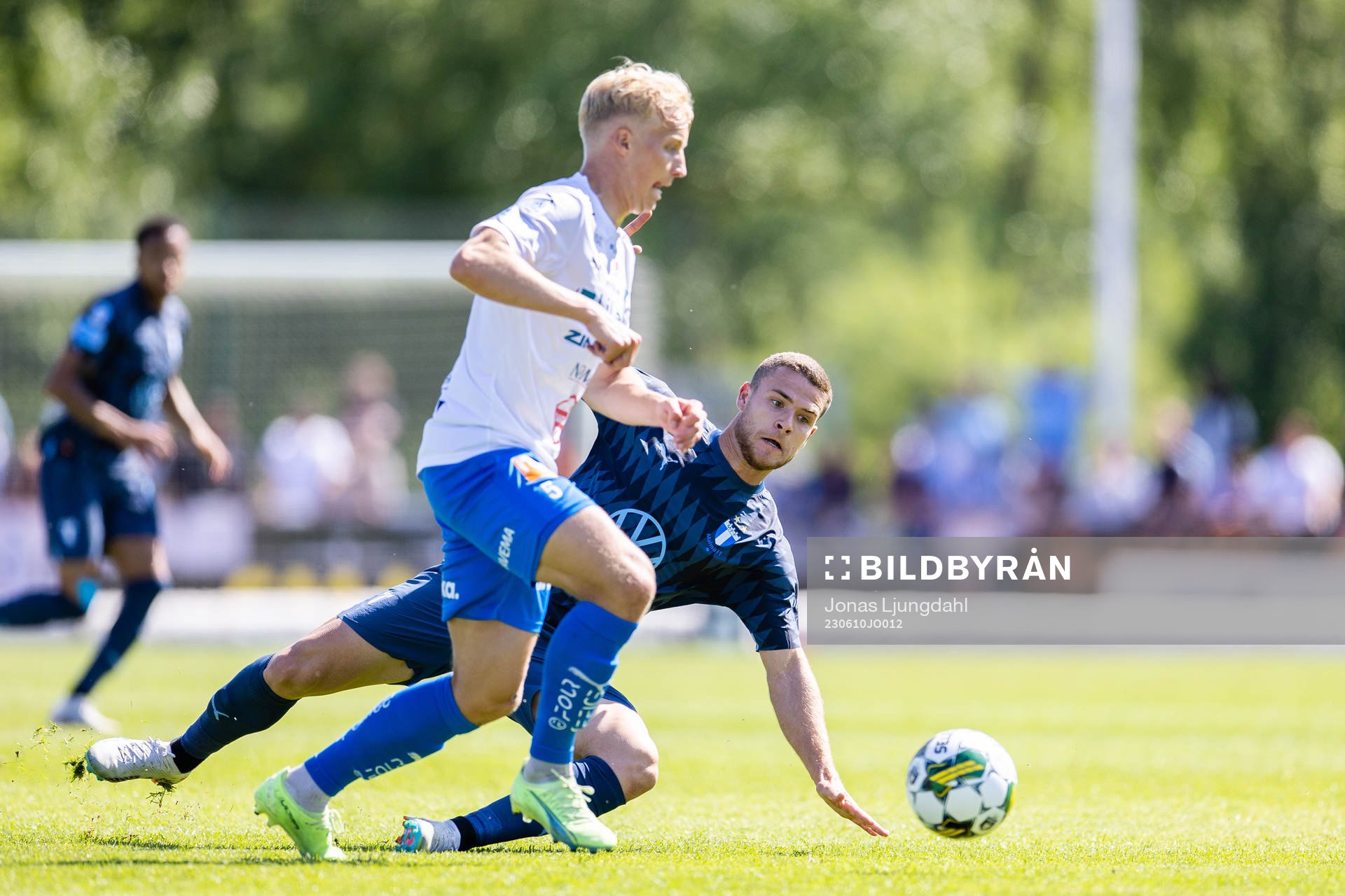 Värnamos Victor Larsson och Malmö FFs Gabriel Busanello