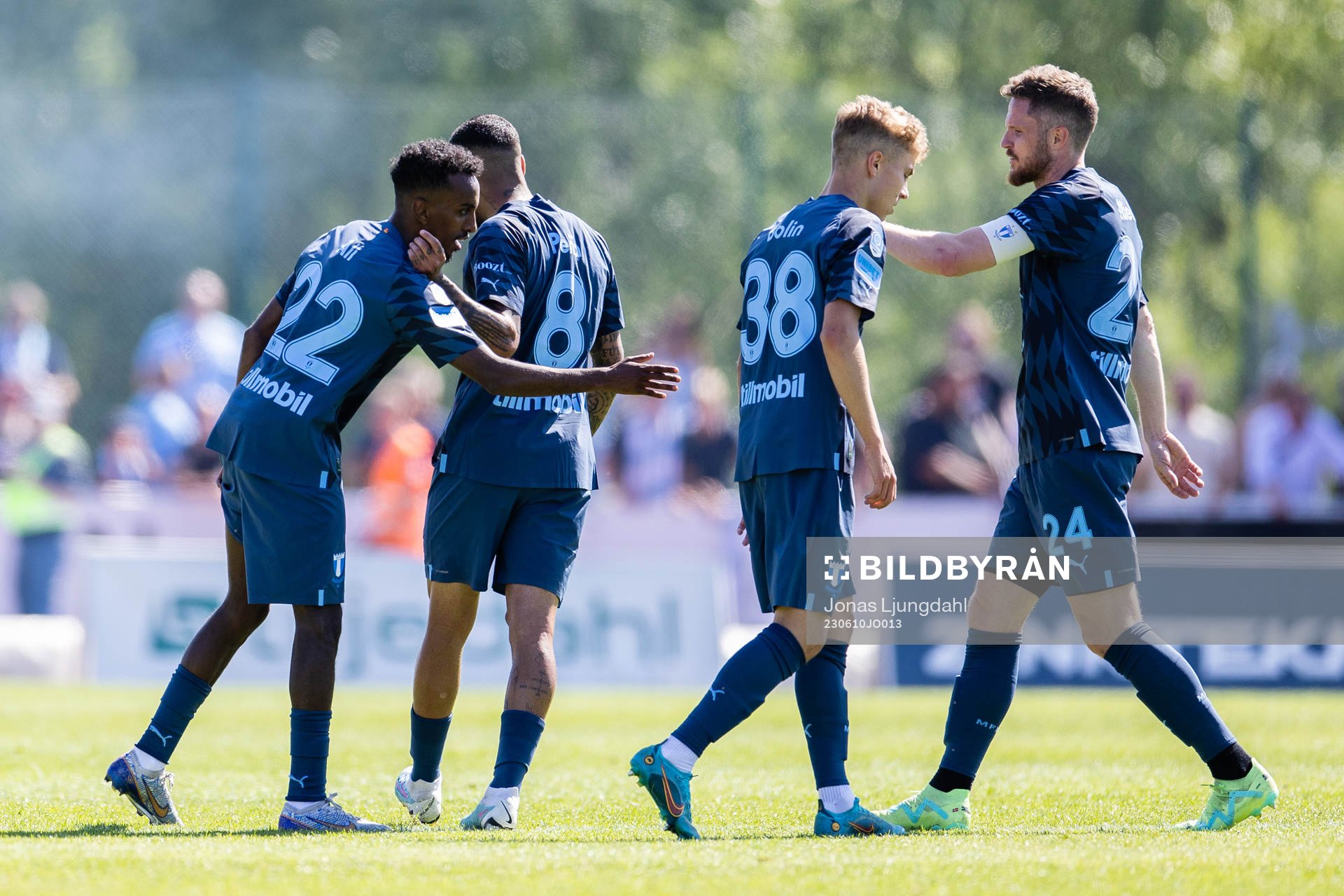 Malmö FFs Taha Ali jublar med Sergio Pena, Hugo Bolin och Lasse Nielsen efter att han gjort 1-1 under fotbollsmatchen i Allsvenskan mellan Värnamo och Malmö FF den 10 juni 2023 i Värnamo.