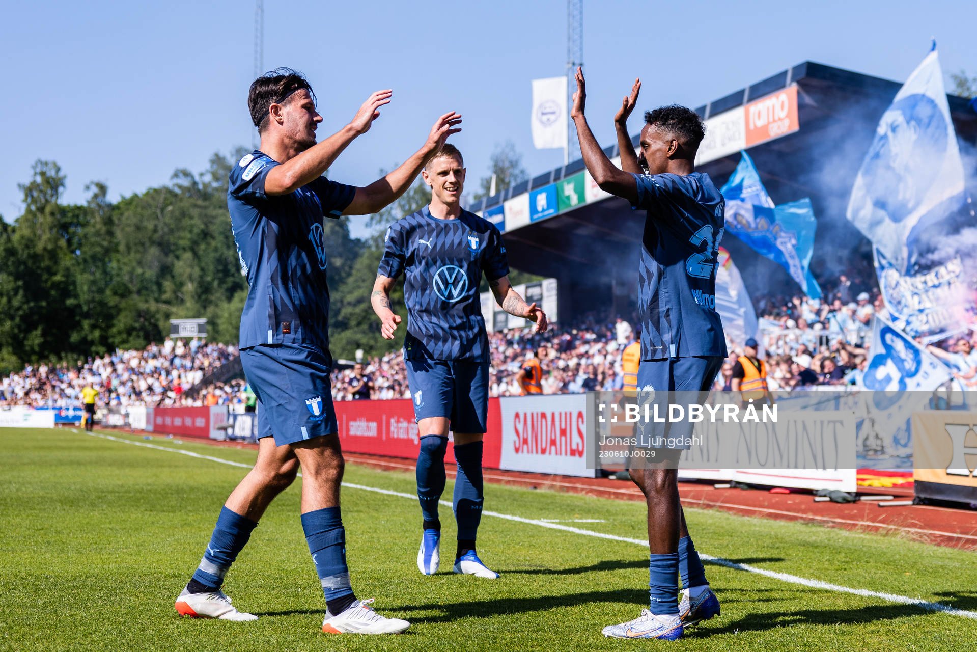 Malmö FFs Stefano Vecchia och Søren Rieks jublar med Taha