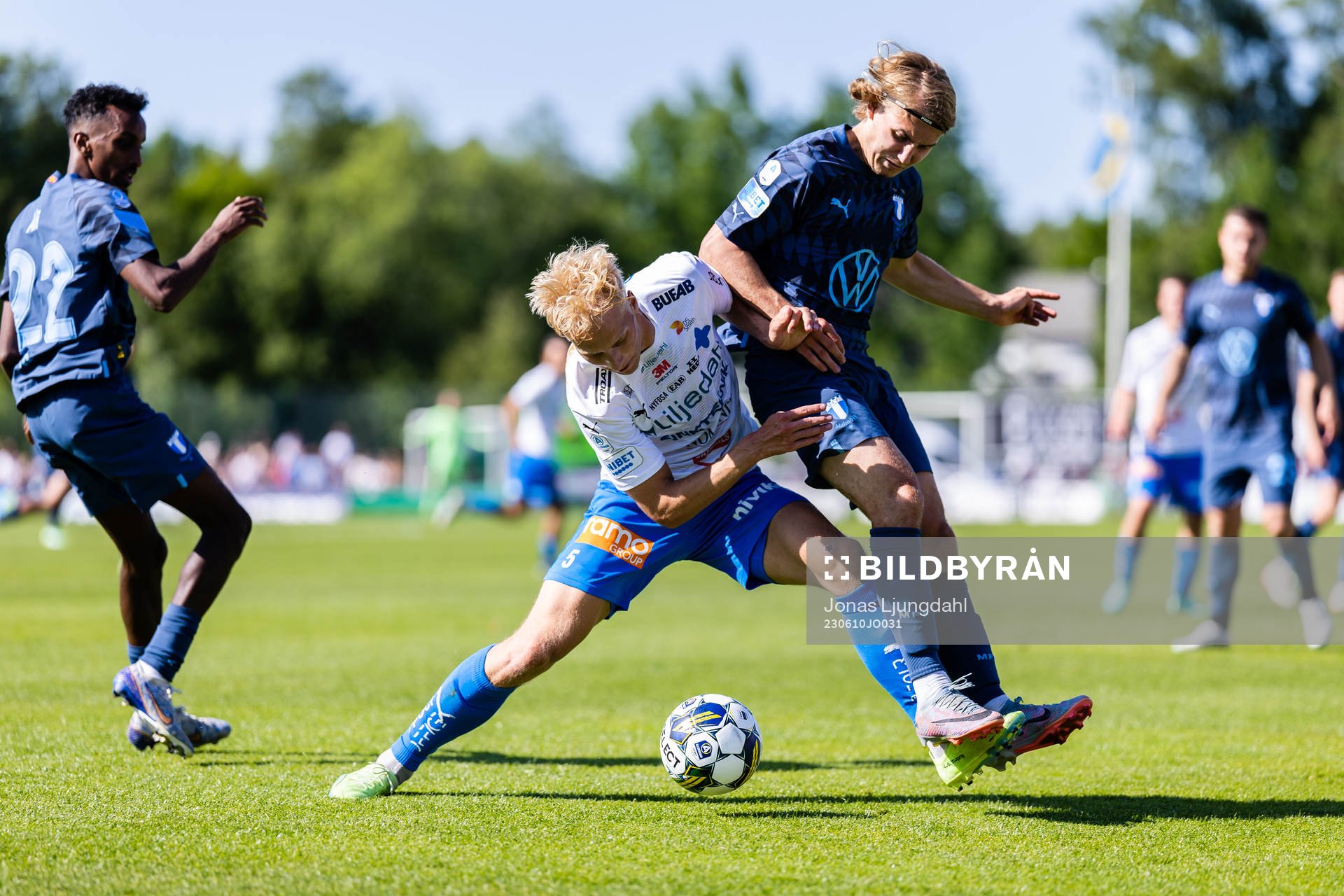 Värnamos Victor Larsson och Malmö FFs Sebastian Nanasi