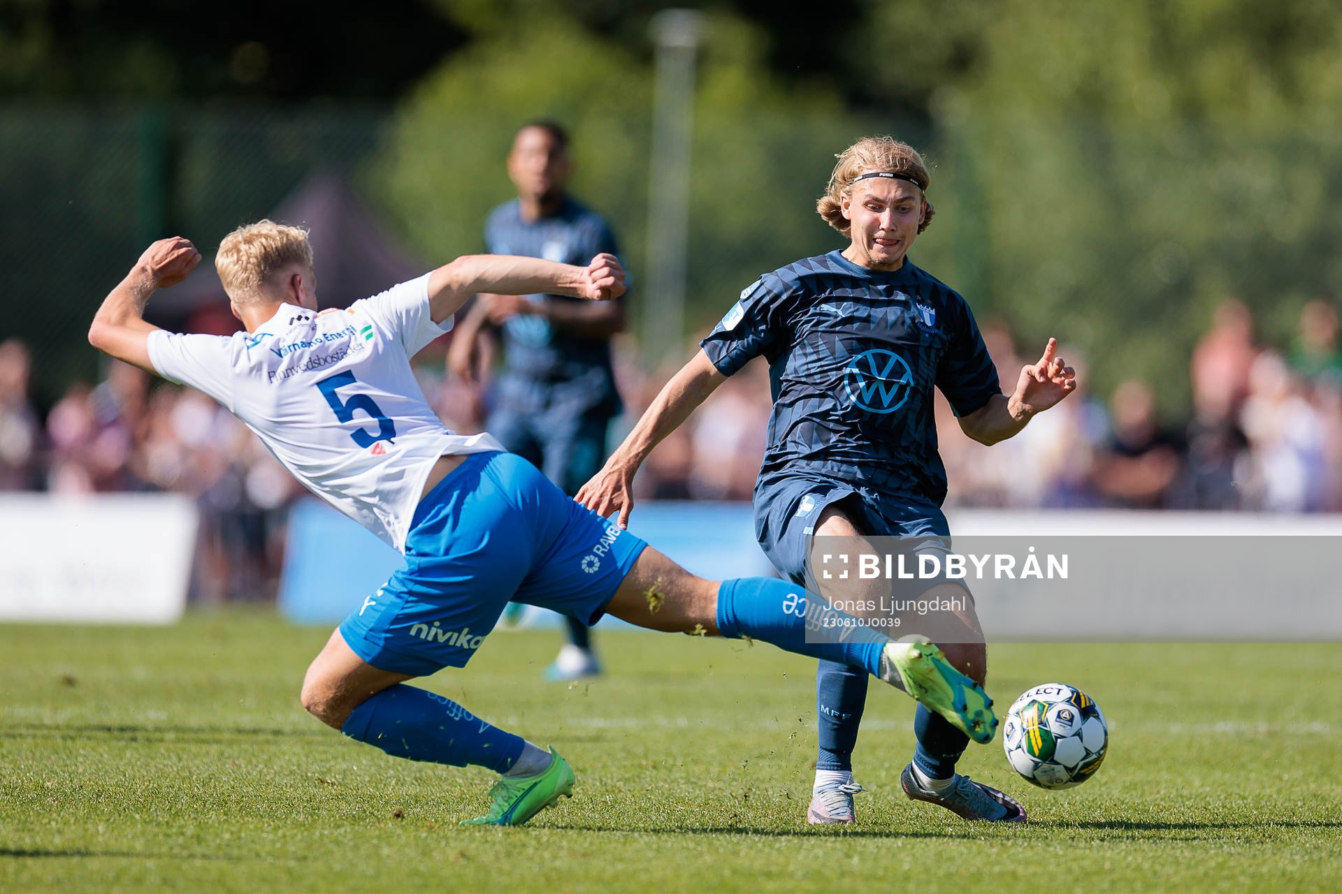 Värnamos Victor Larsson och Malmö FFs Sebastian Nanasi