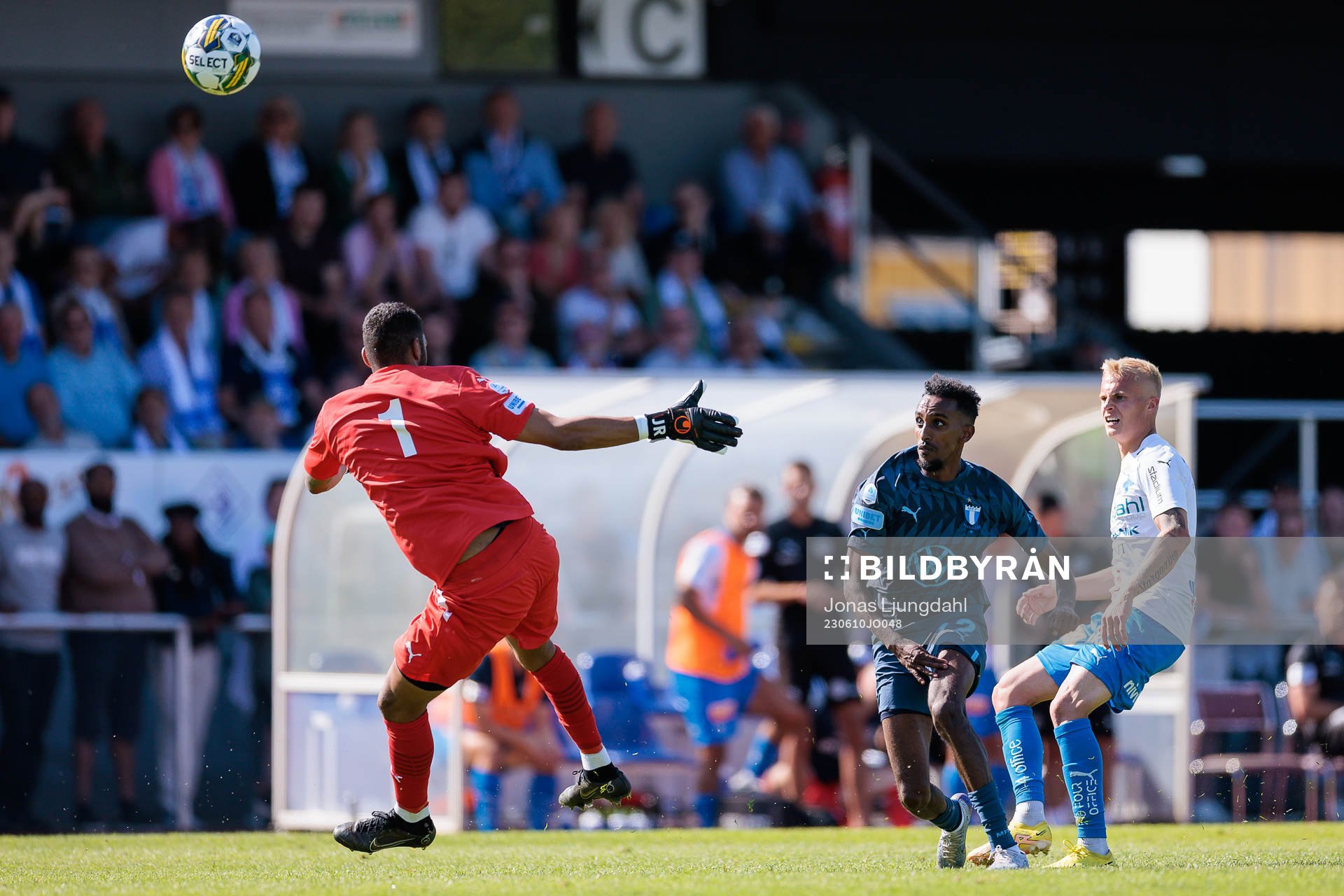 Värnamos målvakt Jonathan Ursin Rasheed och Malmö FFs