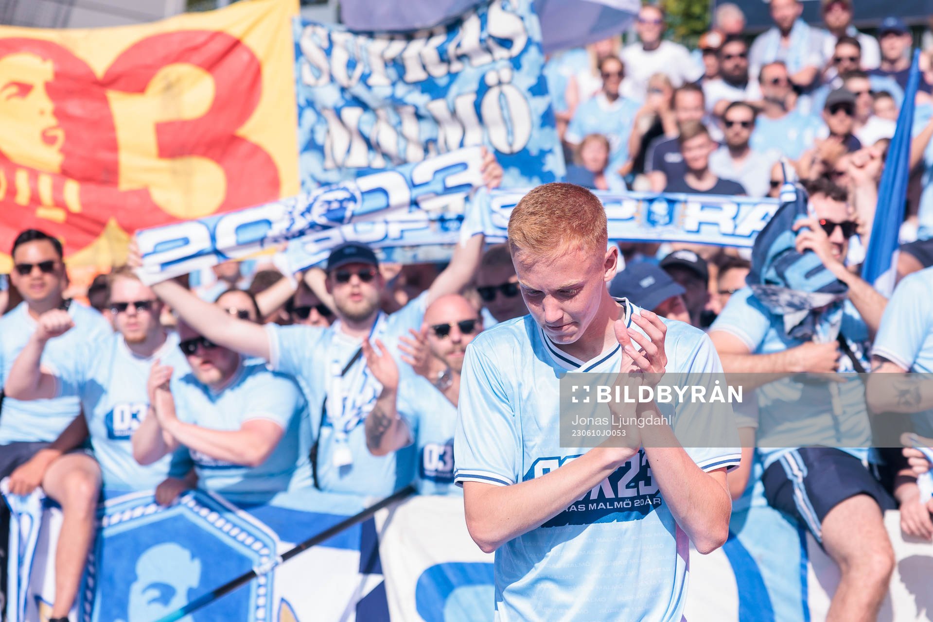 Malmö FFs Hugo Larsson jublar framför fansen