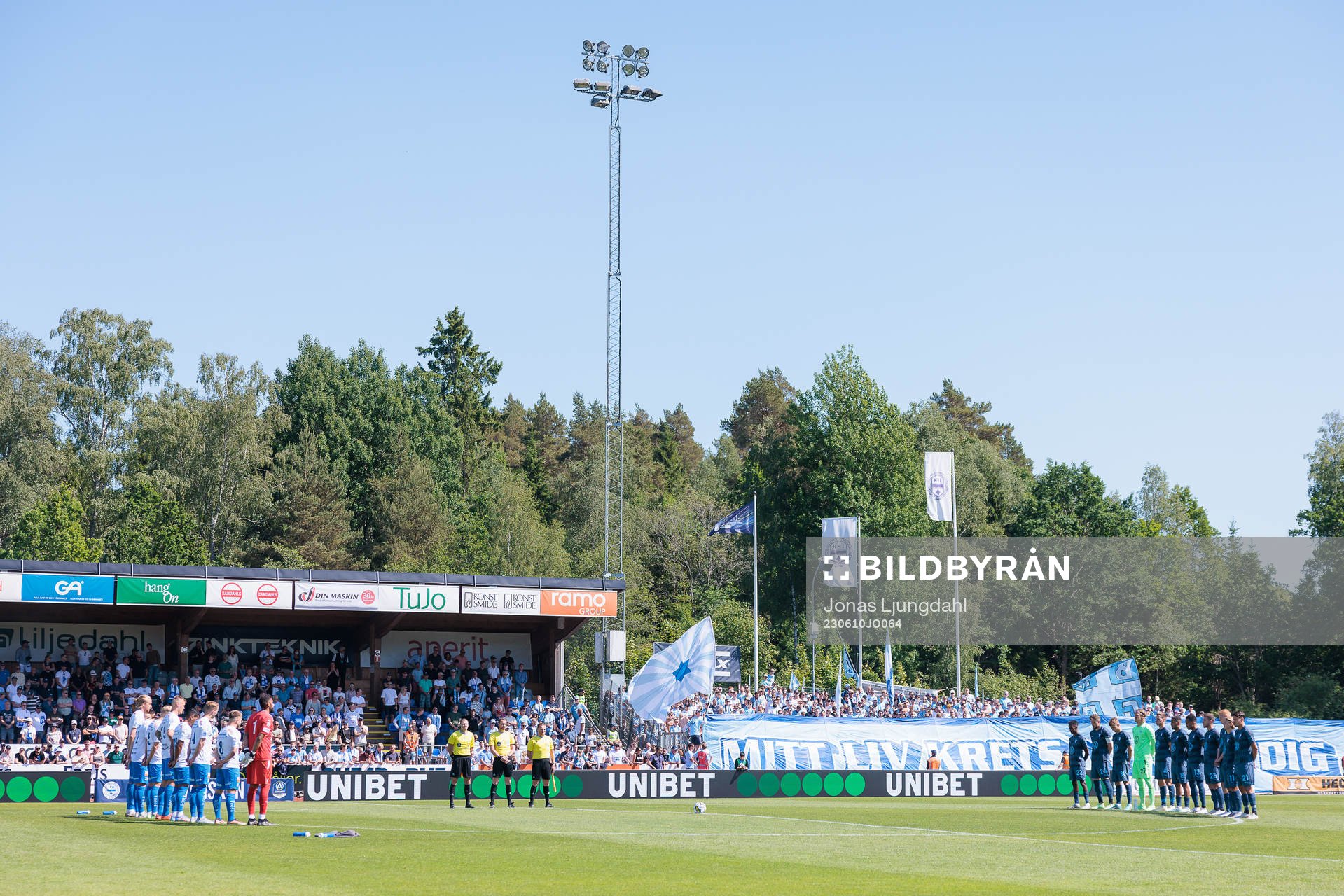 En tyst minut före avspark