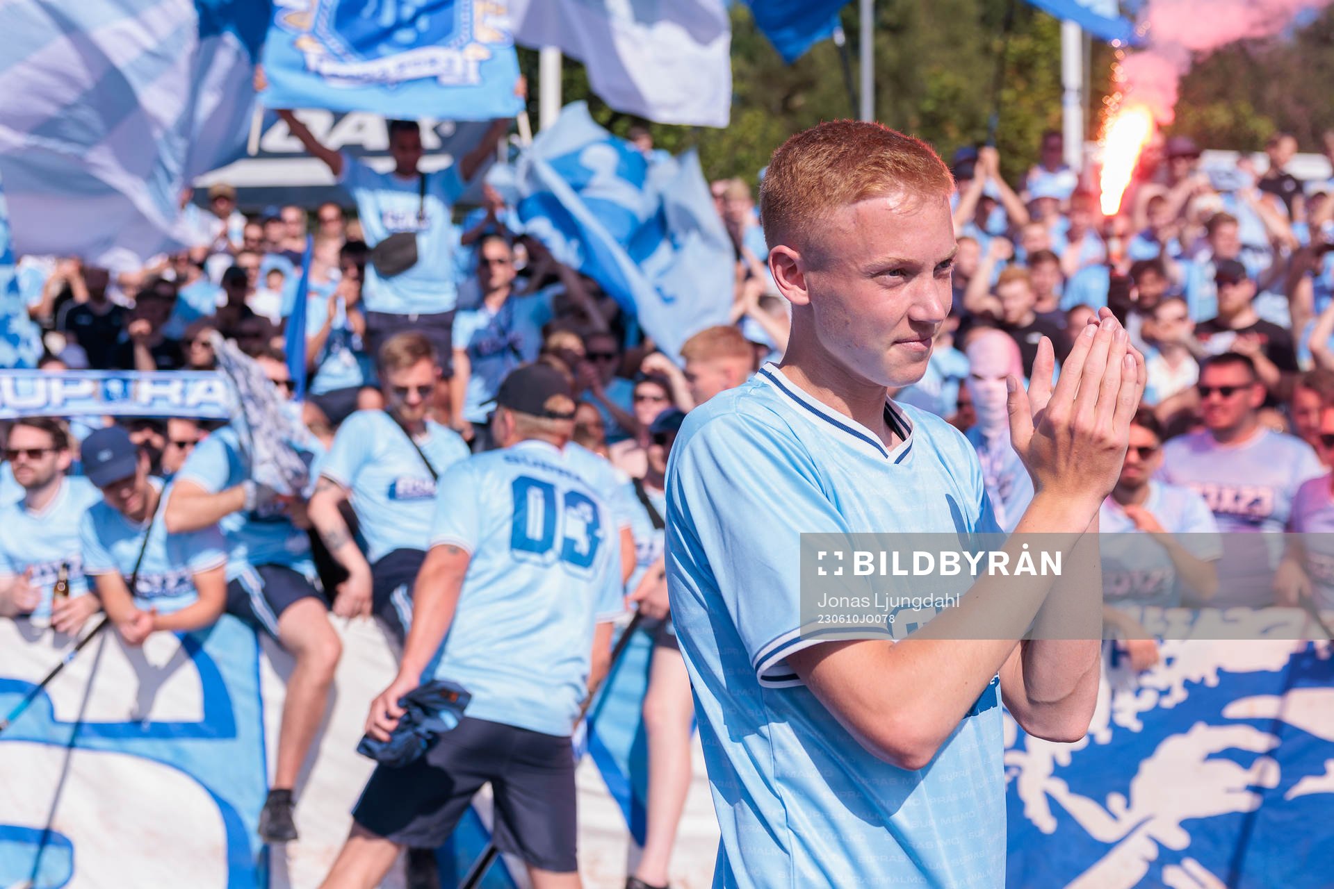 Malmö FFs Hugo Larsson jublar framför fansen