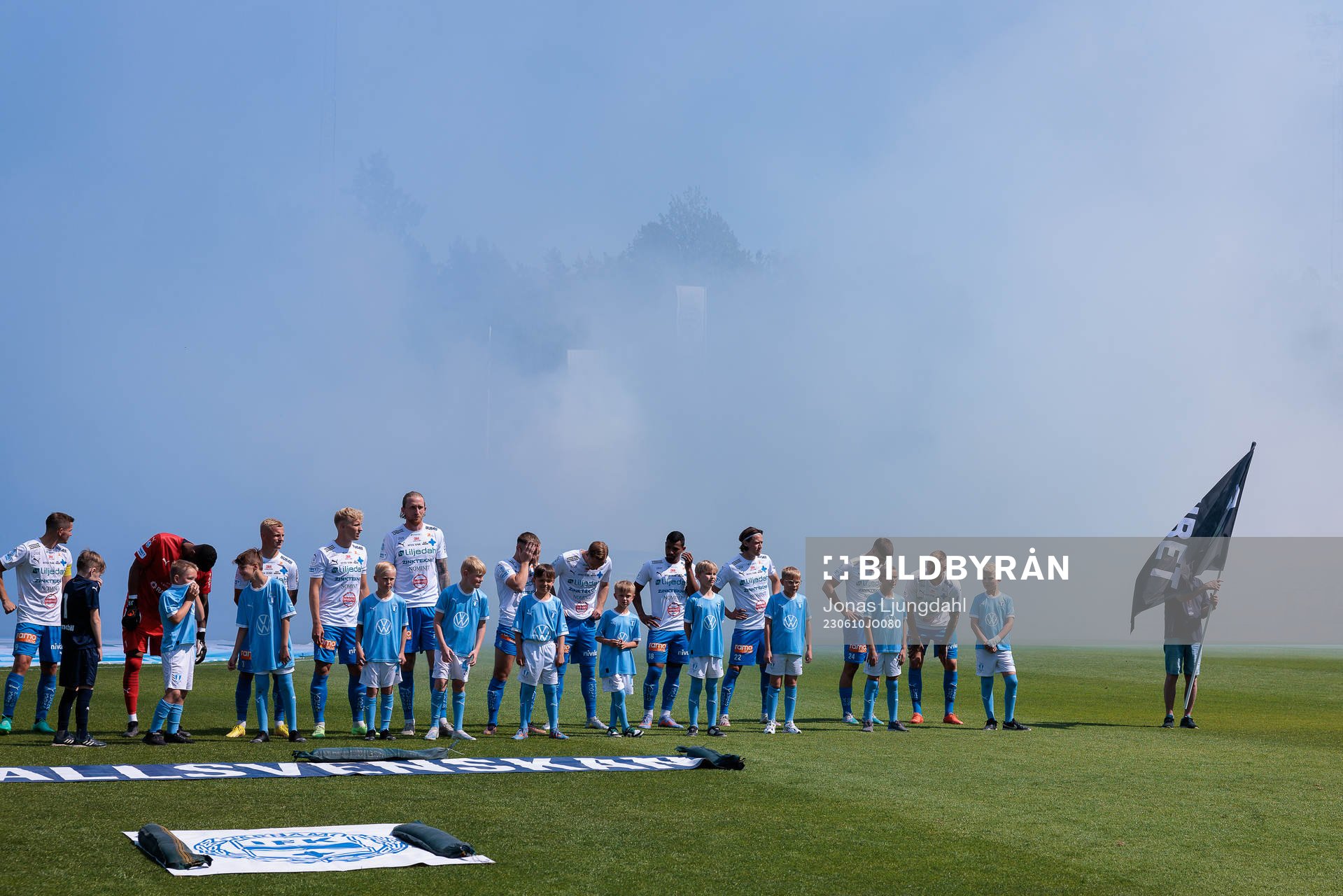 Värnamos startelva och rök före fotbollsmatchen i