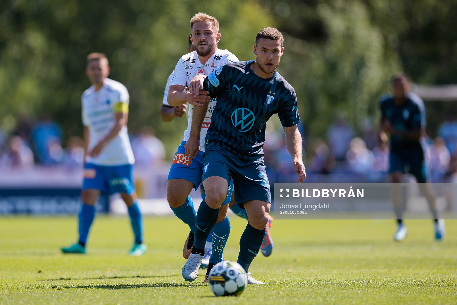 Värnamos Albion Ademi och Malmö FFs Gabriel Busanello