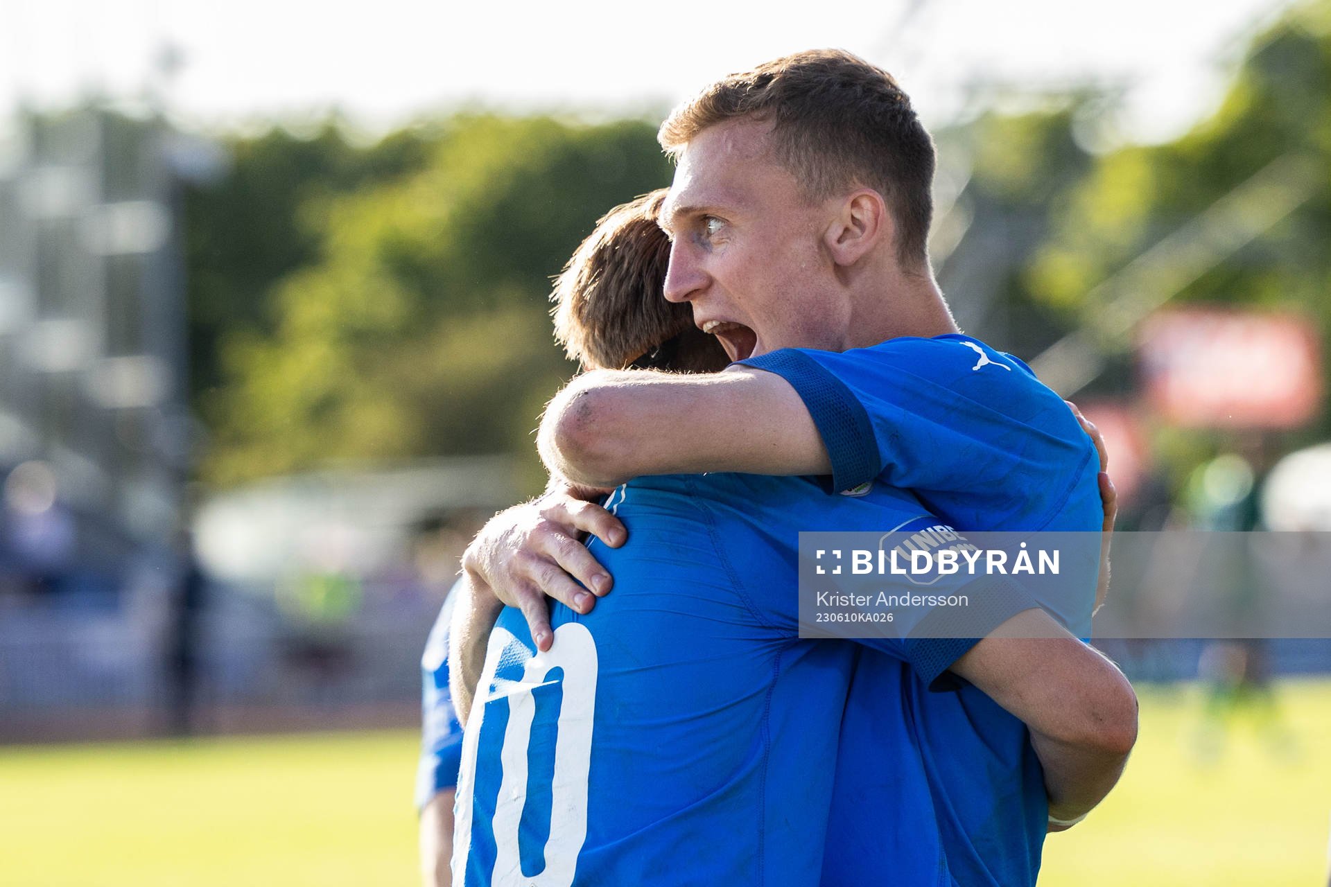 Halmstads Viktor Granath jublar med Halmstads Erik Ahlstrand efter 0-1 under fotbollsmatchen i Allsvenskan mellan Varberg och Halmstad den 10 juni 2023 i Varberg.