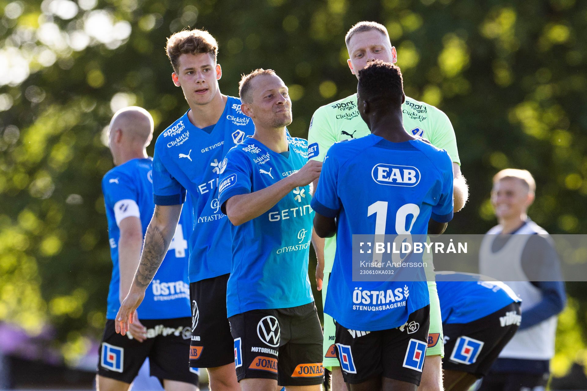 Halmstads Naeem Mohammed jublar med lagkamrater