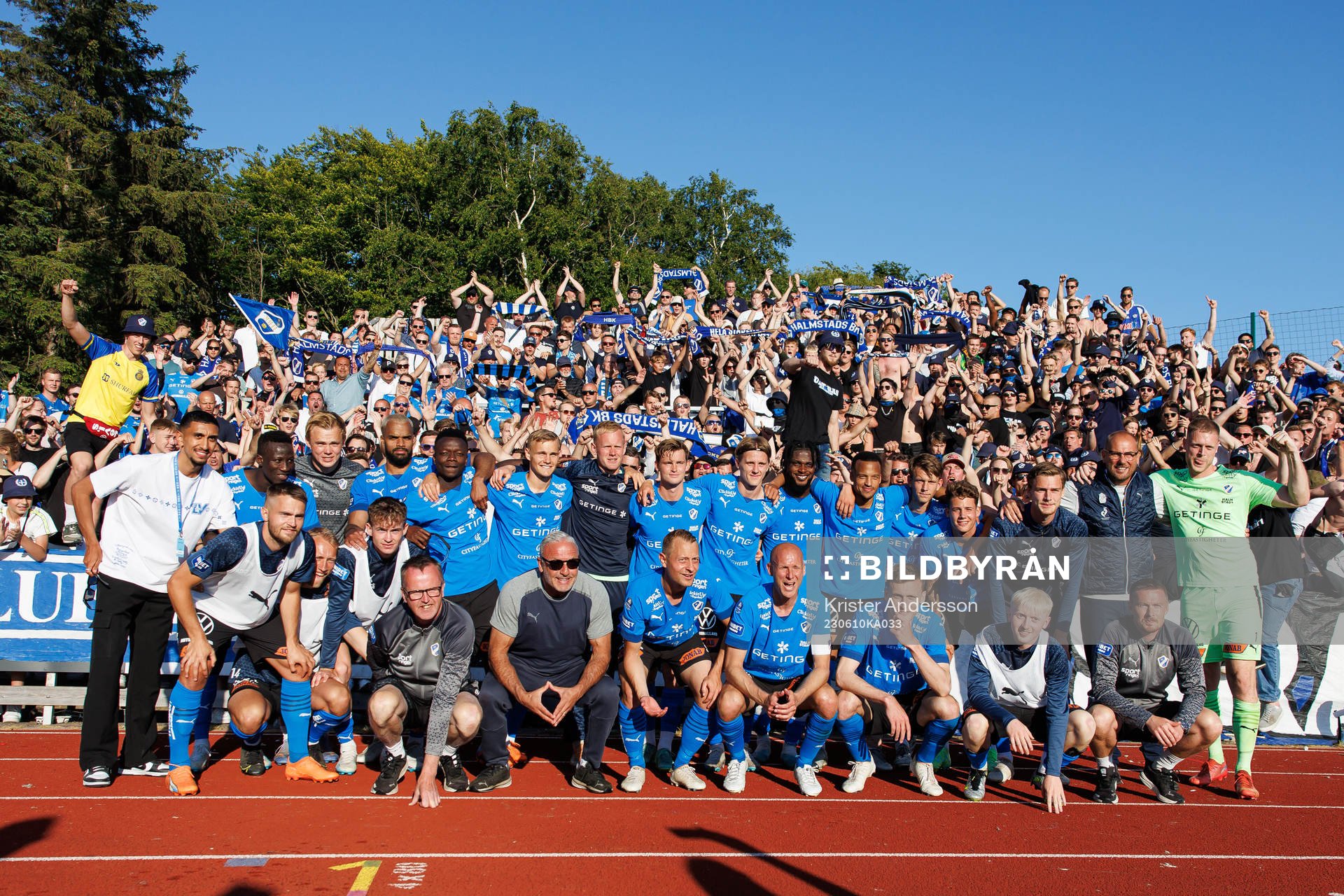 Halmstads spelare jublar efter fotbollsmatchen i Allsvenskan mellan Varberg och Halmstad den 10 juni 2023 i Varberg. 