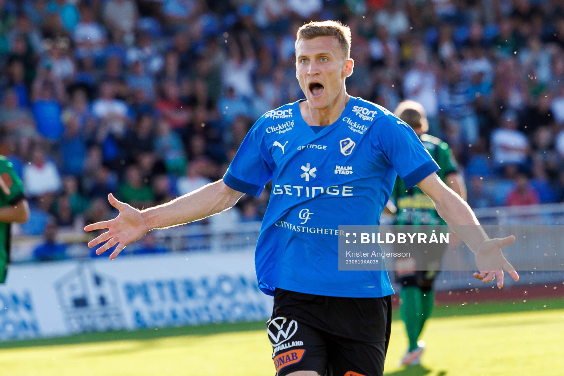 Halmstads Viktor Granath jublar efter 0-1 under fotbollsmatchen i Allsvenskan mellan Varberg och Halmstad den 10 juni 2023 i Varberg. 