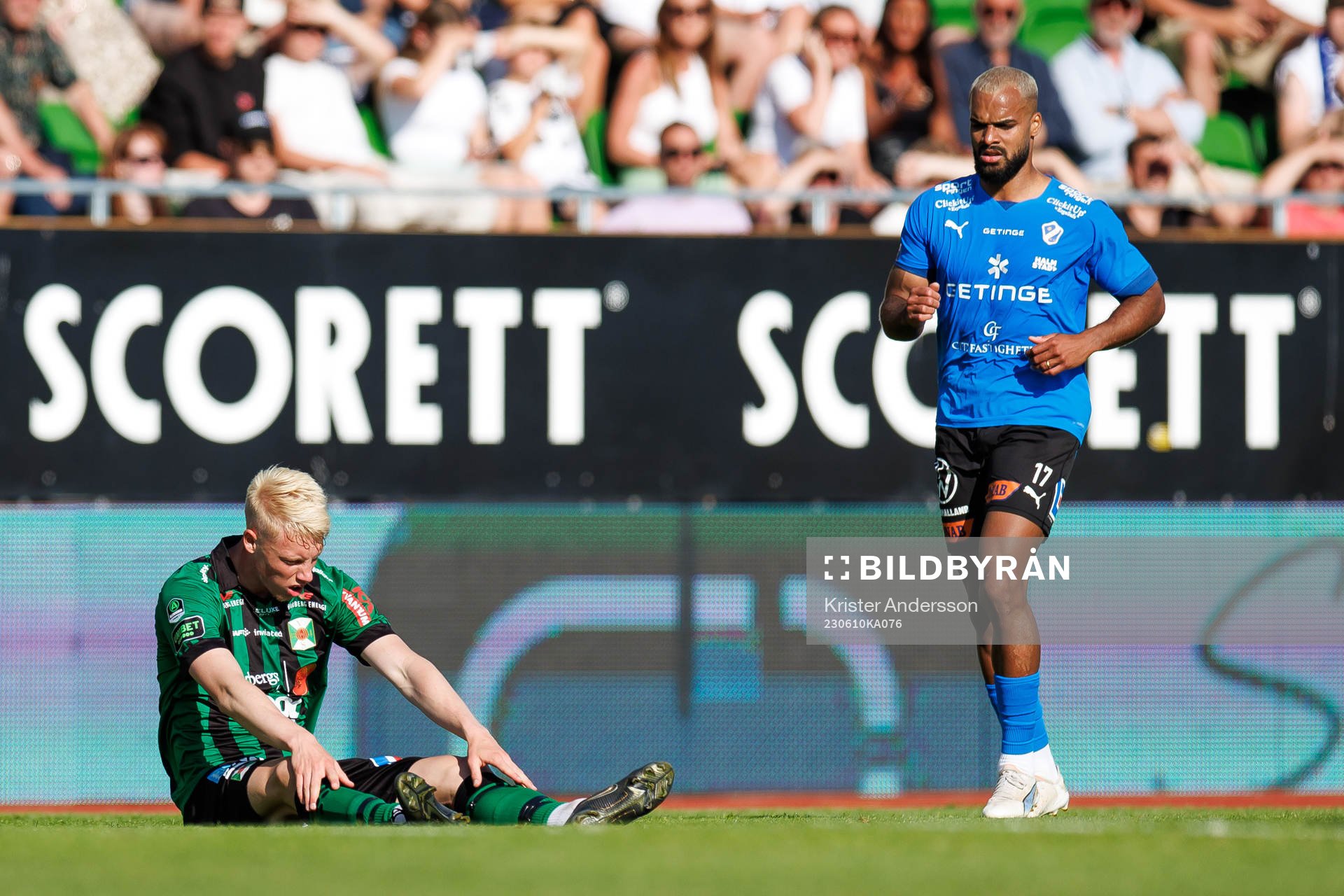 Varbergs Vilmer Rönnberg har ont under fotbollsmatchen i Allsvenskan mellan Varberg och Halmstad den 10 juni 2023 i Varberg. 