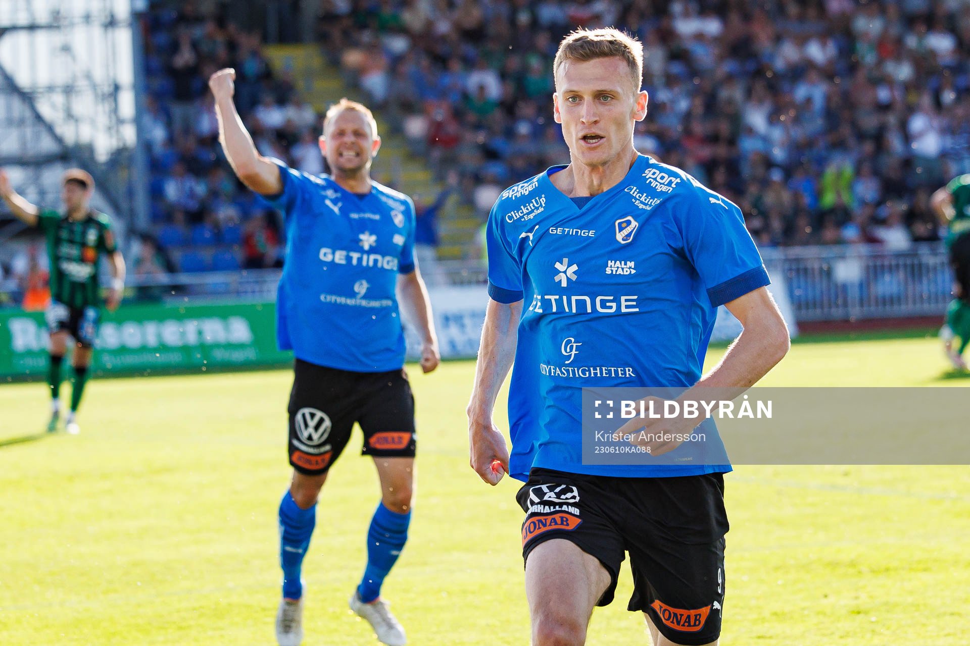 Halmstads Viktor Granath jublar efter 0-1 under fotbollsmatchen i Allsvenskan mellan Varberg och Halmstad den 10 juni 2023 i Varberg. 