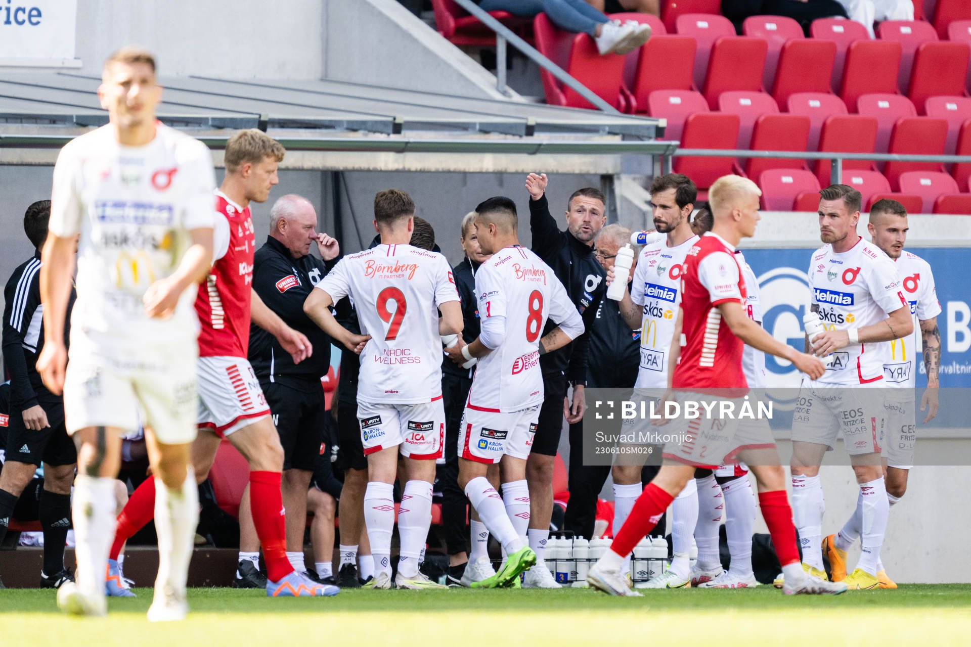 Degerfors tränare Tobias Solberg med spelare vid ett