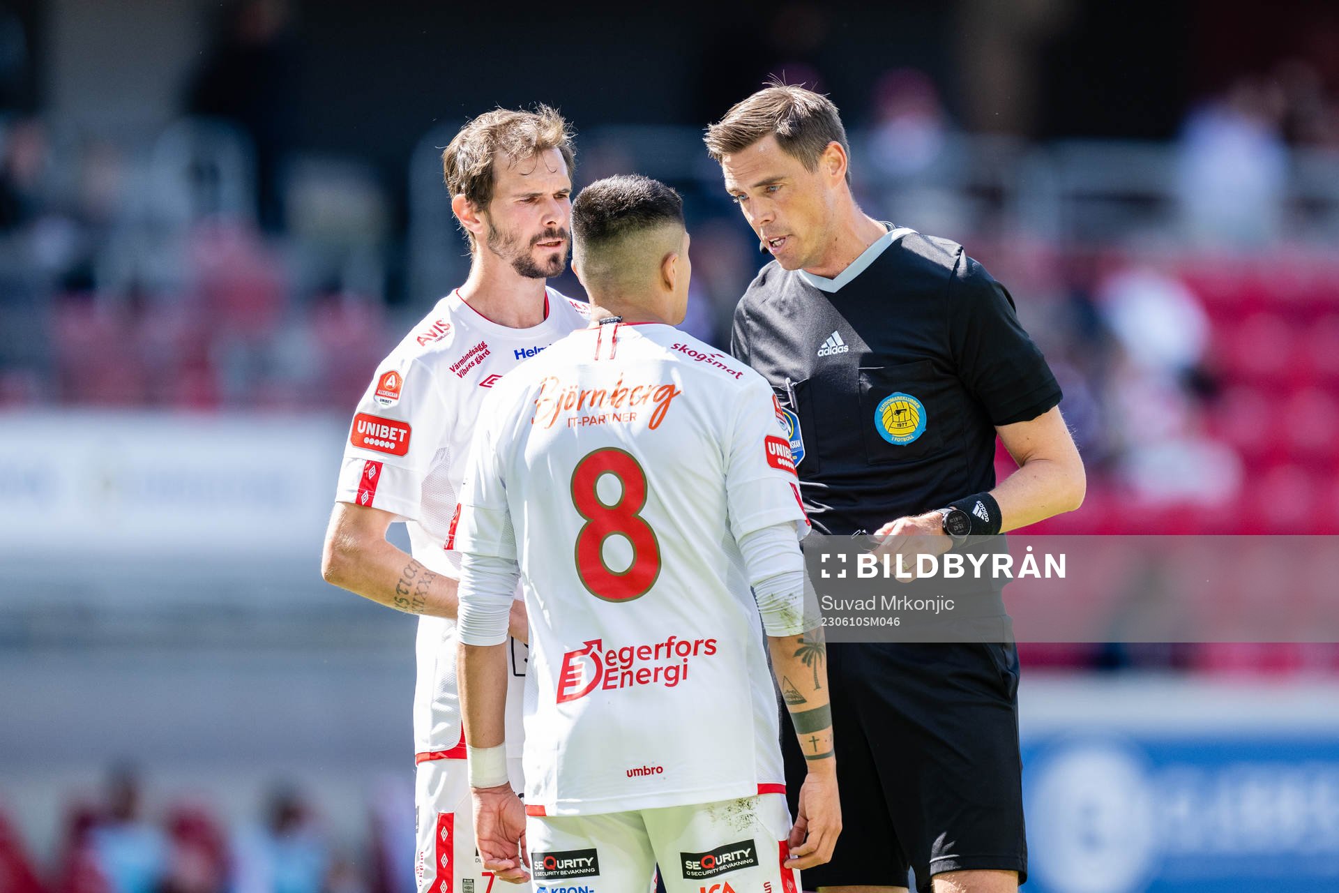 Degerfors Sebastian Ohlsson och Diego De Jesus Campos Ballestero i diskussion med domare Magnus Lindgren under fotbollsmatchen i Allsvenskan mellan Kalmar och Degerfors den 10 juni 2023 i Kalmar.