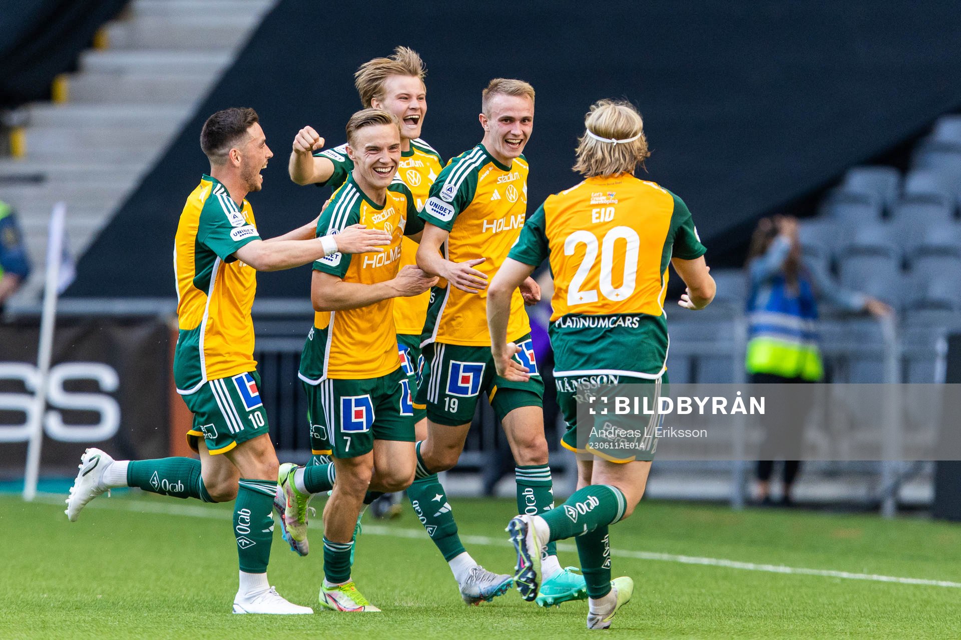 IFK Norrköpings Victor Stange Lind jublar med lagkamrater