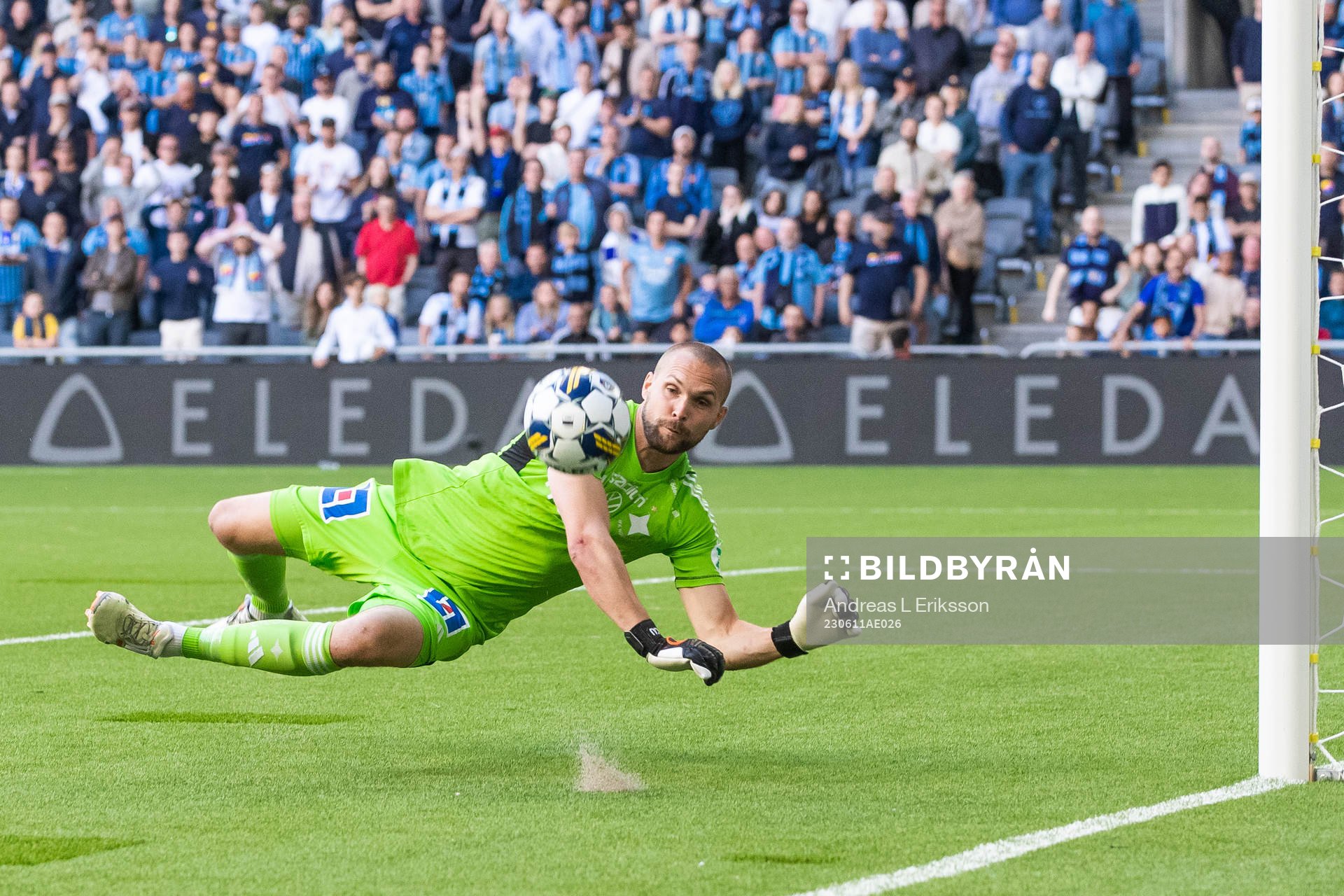 IFK Norrköpings målvakt Oscar Jansson med en räddning