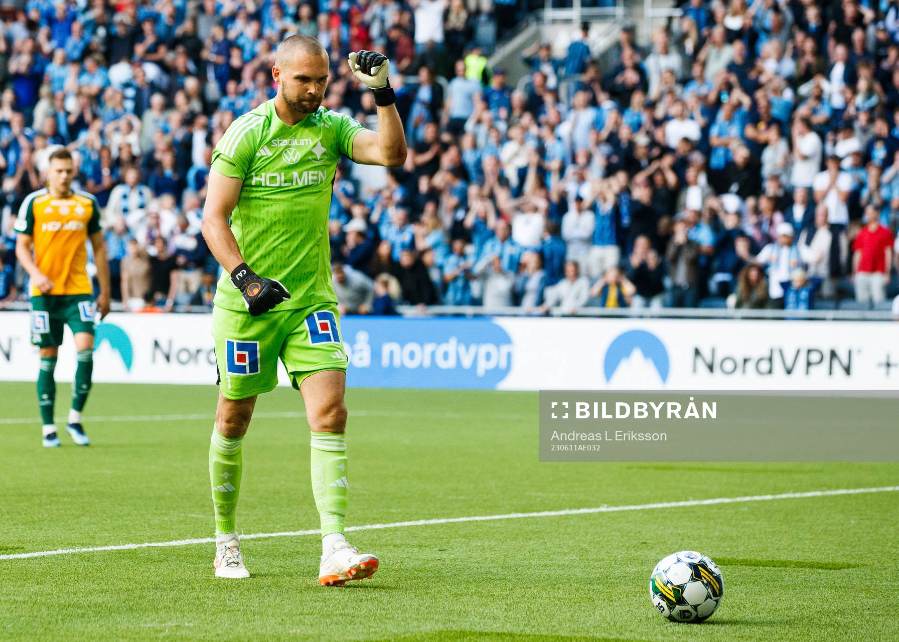 IFK Norrköpings målvakt Oscar Jansson jublar