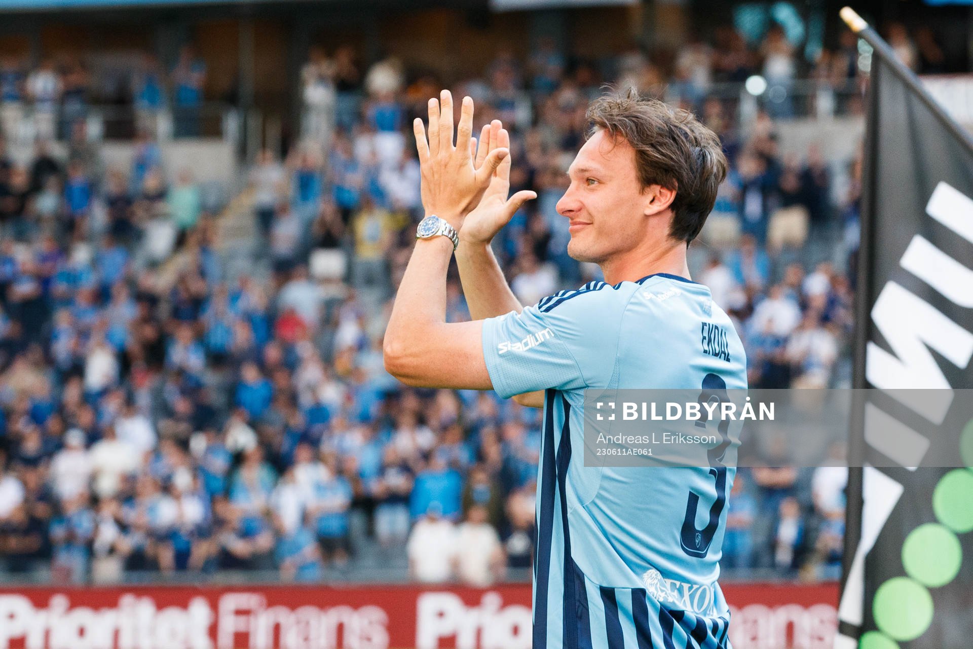 Hjalmar Ekdal tackar publiken innan fotbollsmatchen i