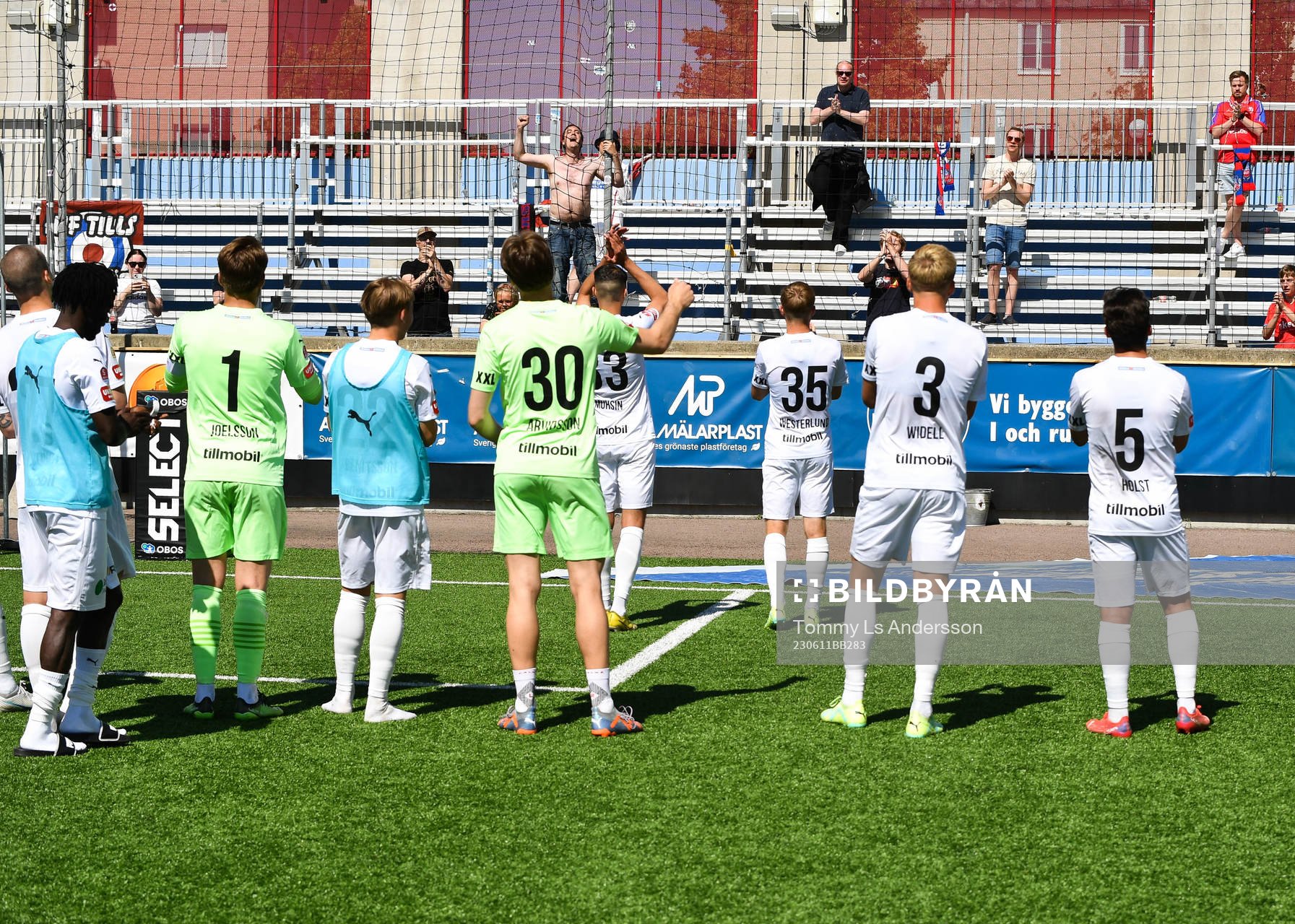 Helsingborgs spelare jublar med supportrar