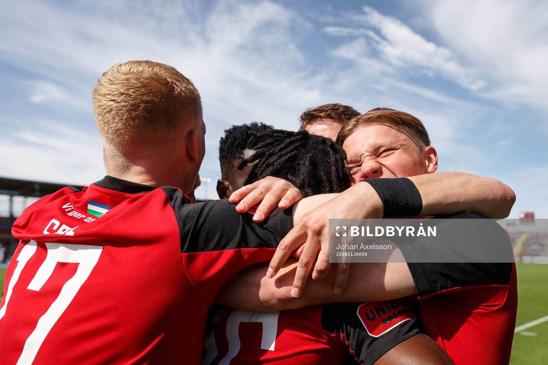 Östersunds Mansour Sinyan jublar med lagkamrater