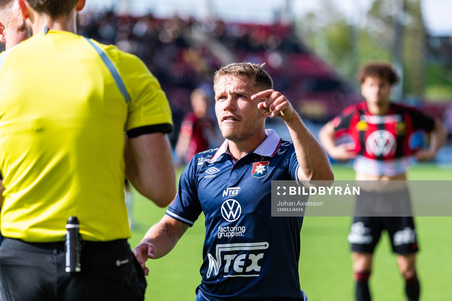 Örgrytes Hampus Dahlqvist reagerar mot domare Andreas