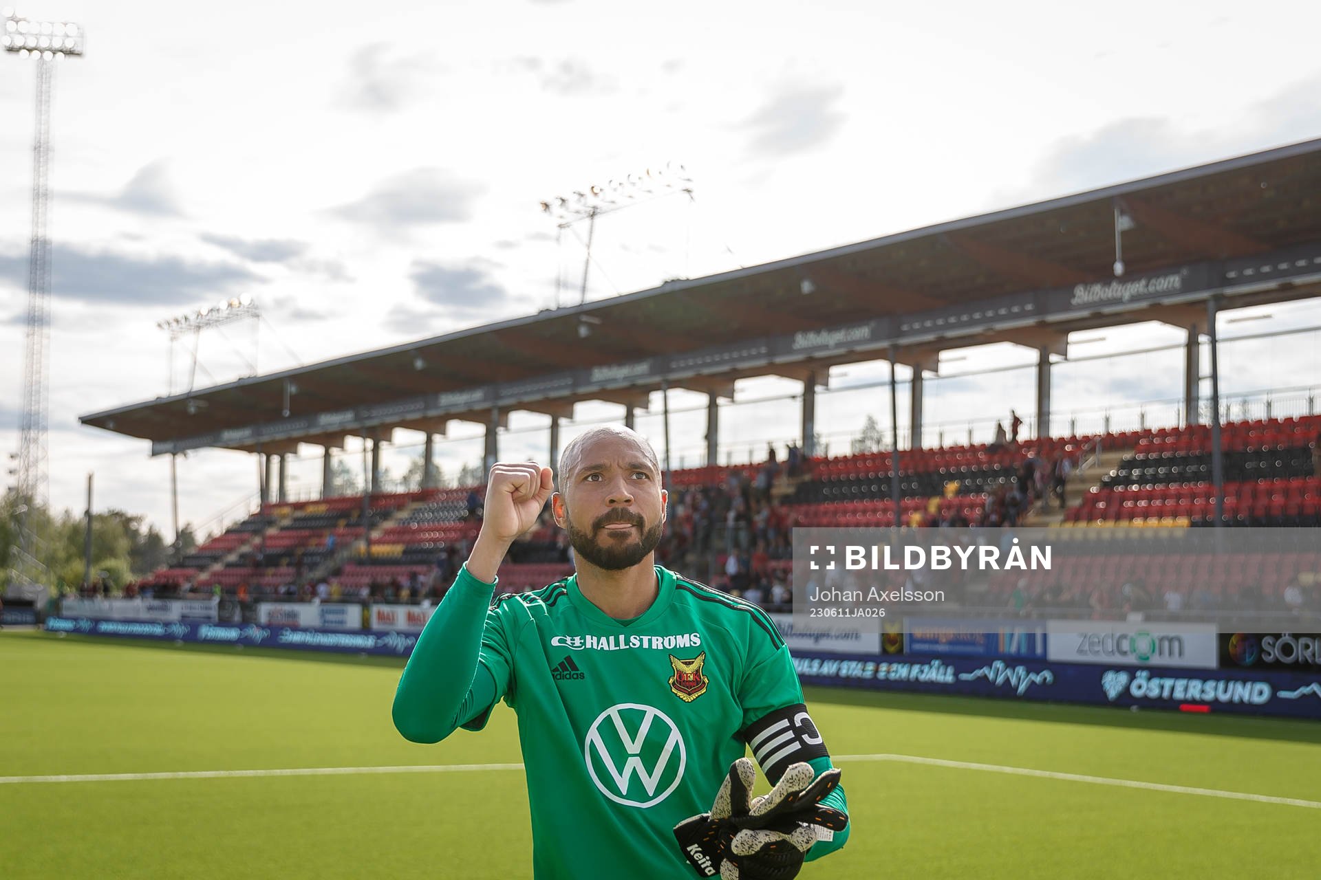 Östersunds målvakt Aly Keita jublar efter fotbollsmatchen i Superettan mellan Östersund och Örgryte den 11 juni 2023 i Östersund. 
