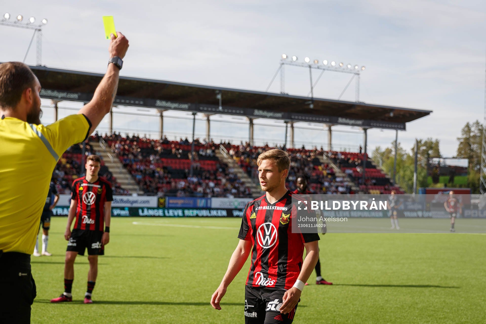 Östersunds Mykola Musolitin får gult kort