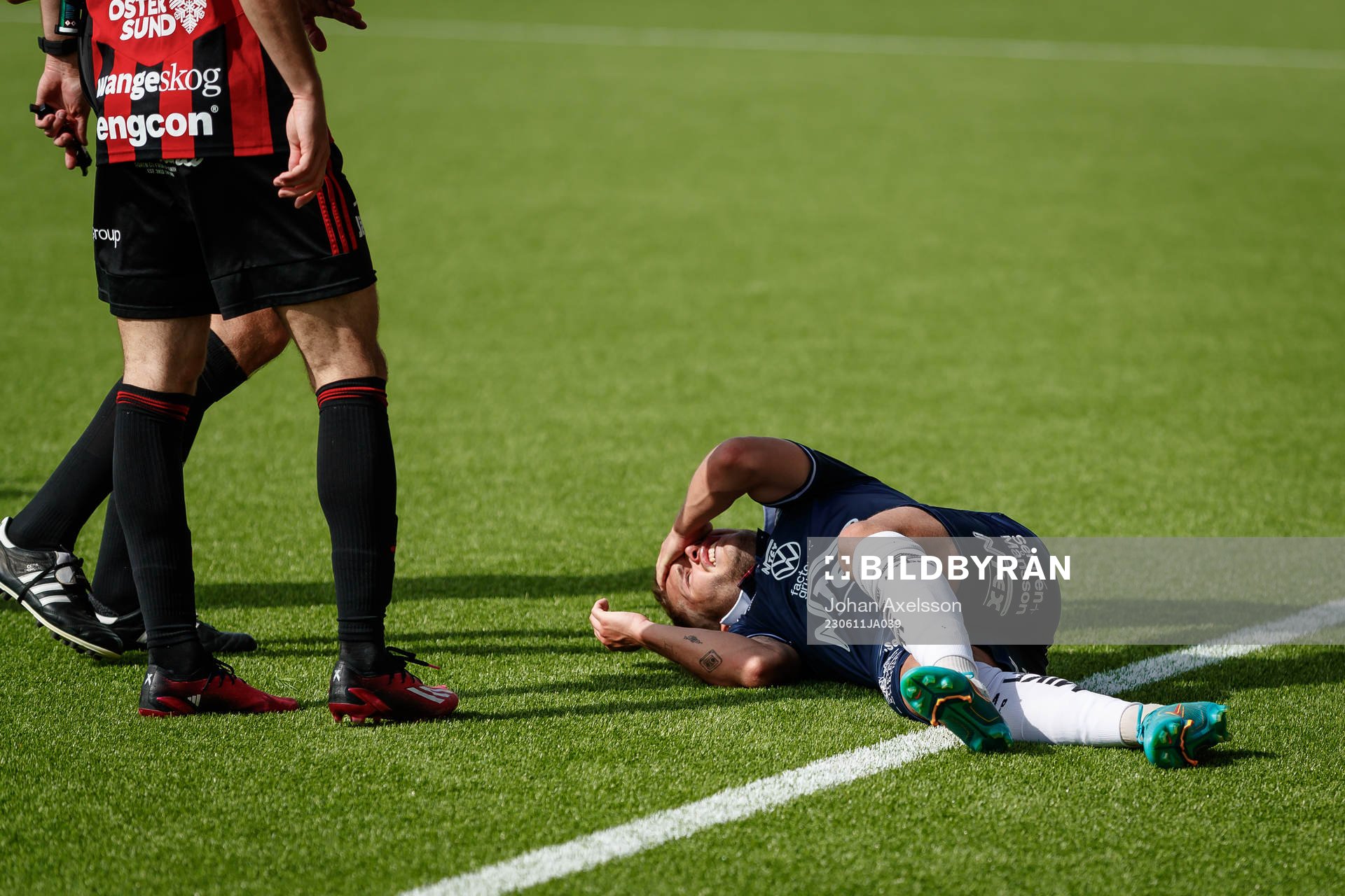 Örgrytes Hampus Dahlqvist  har ont under fotbollsmatchen i Superettan mellan Östersund och Örgryte den 11 juni 2023 i Östersund. 