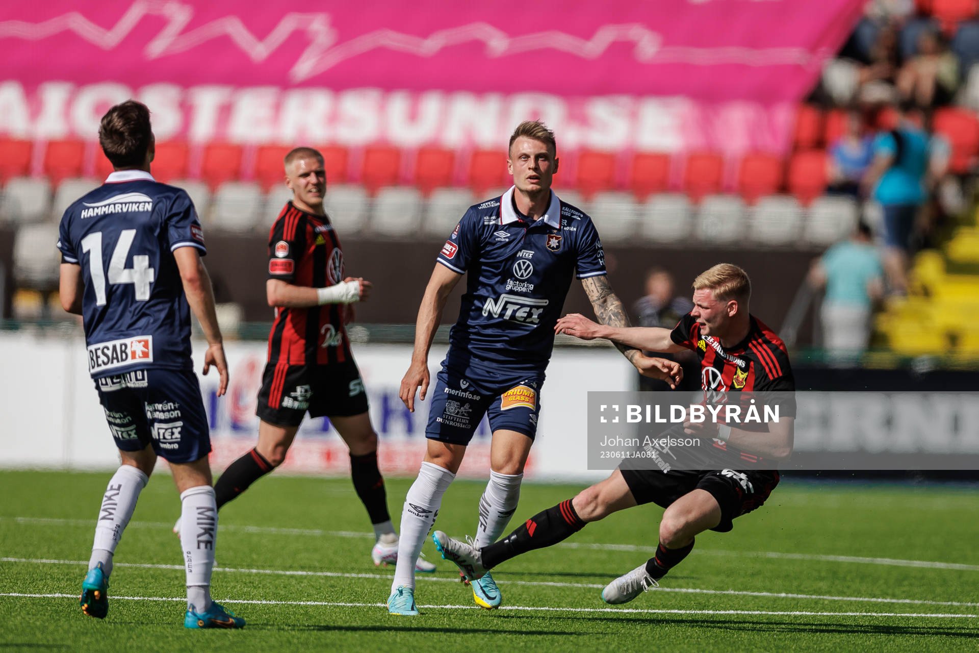 Örgrytes Marcus Haglind Sangre i kamp med Östersunds Malcolm Stolt under fotbollsmatchen i Superettan mellan Östersund och Örgryte den 11 juni 2023 i Östersund.