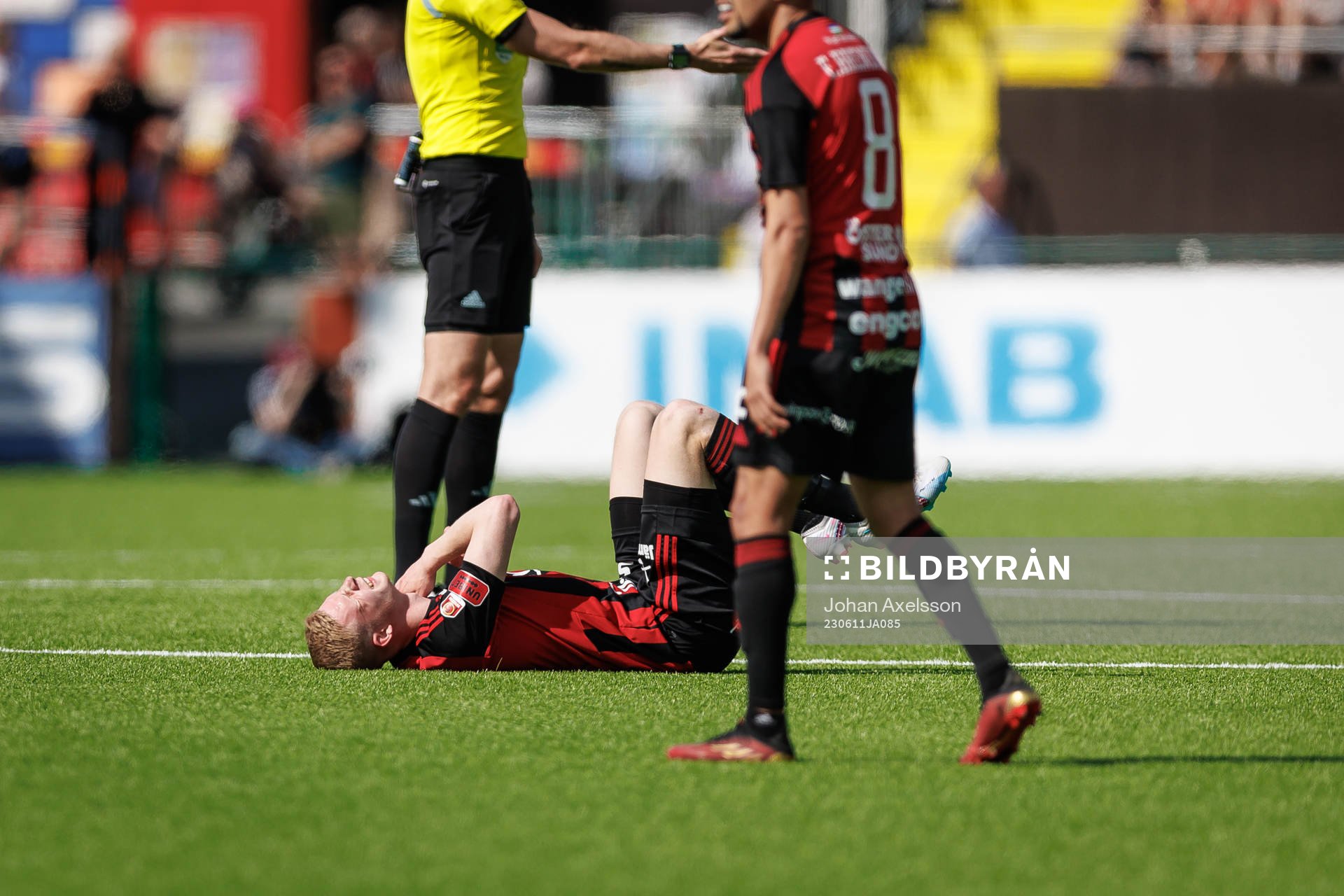 Östersunds Malcolm Stolt har ont under fotbollsmatchen i Superettan mellan Östersund och Örgryte den 11 juni 2023 i Östersund. 
