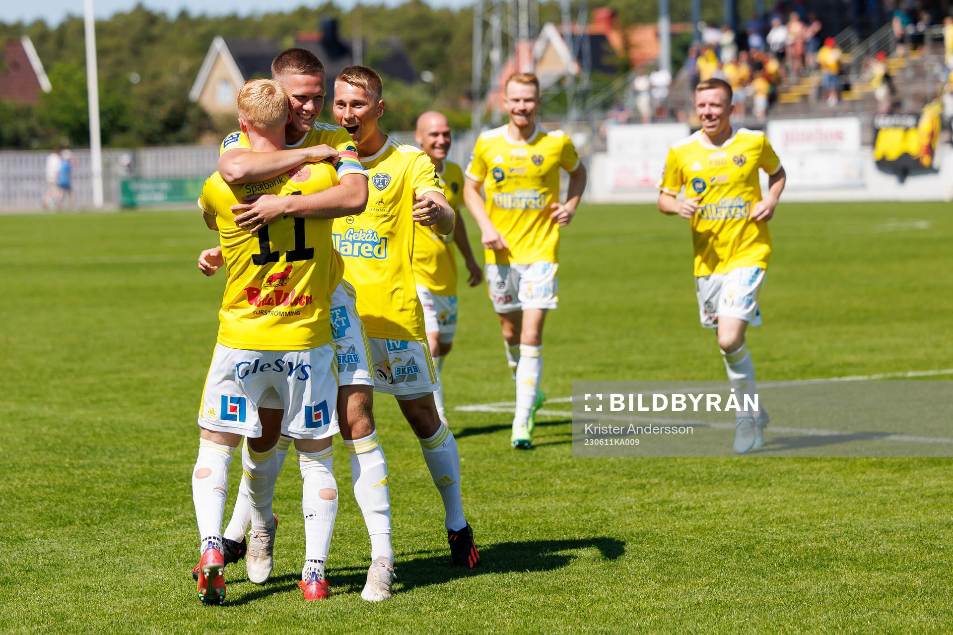 Falkenbergs Tim Stålheden jublar med laget