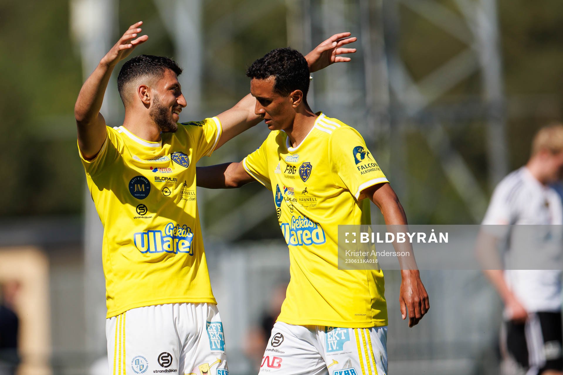 Falkenbergs Leonardo Farah Shahin jublar med Oliver Hintsa