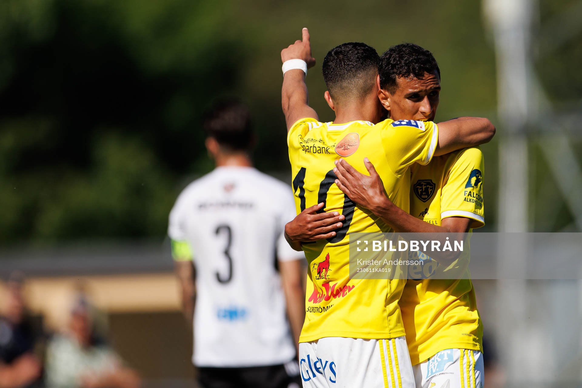 Falkenbergs Leonardo Farah Shahin jublar med Oliver Hintsa
