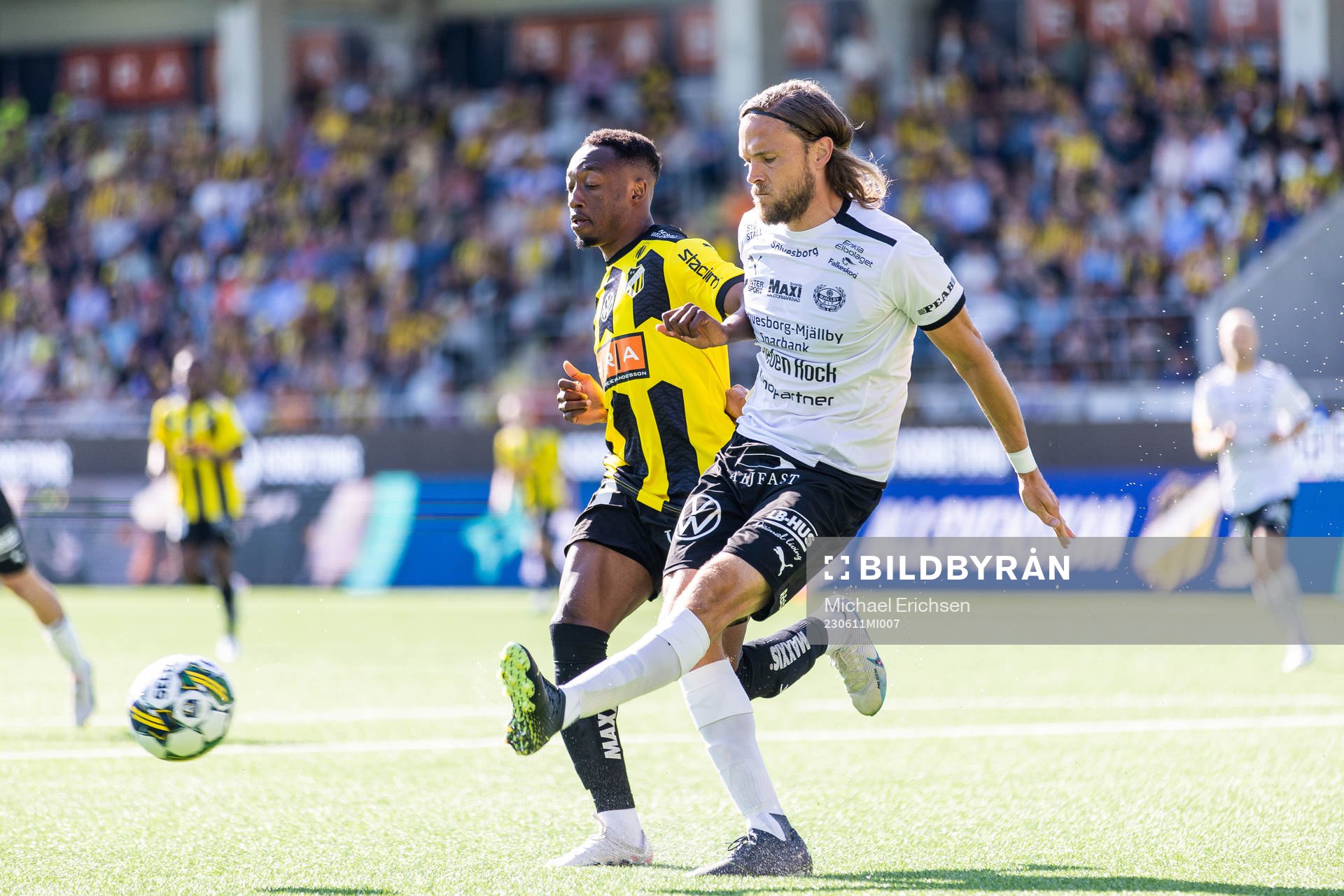 Häckens Benie Adama Traore och Mjällbys Tom Pettersson