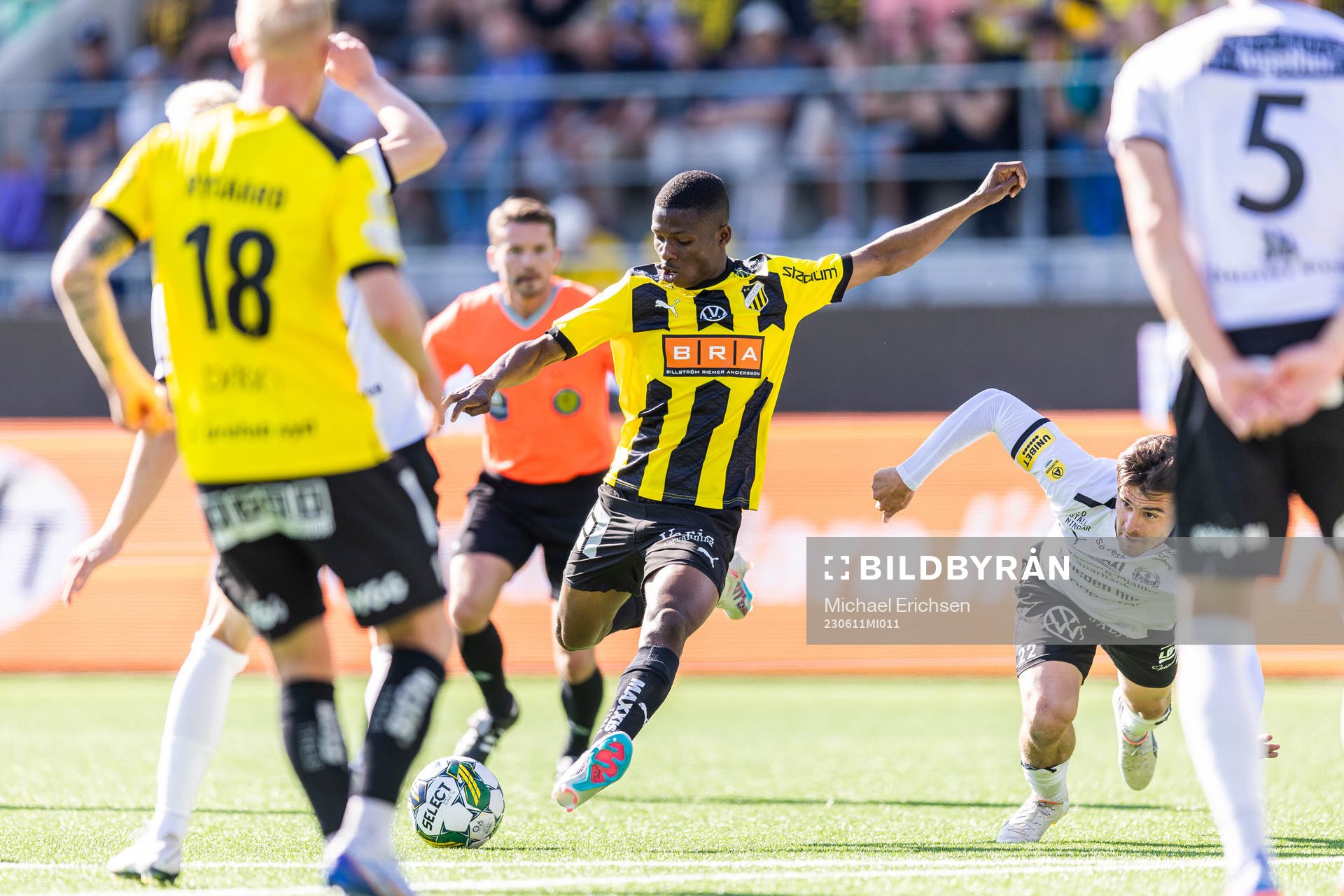 Häckens Akoua Romeo Amane skjuter