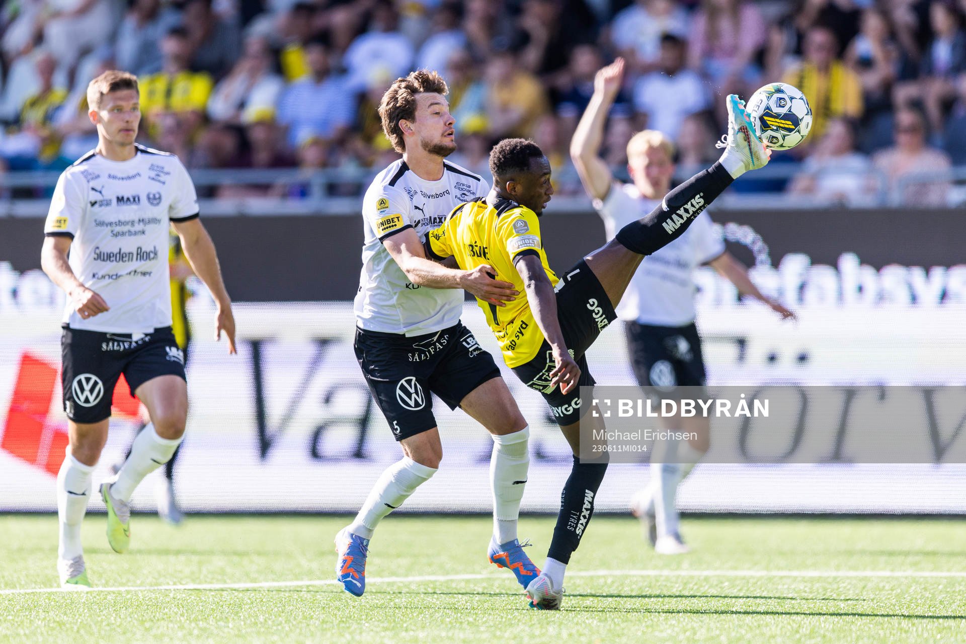 Mjällbys Colin Rösler och Häckens Benie Adama Traore