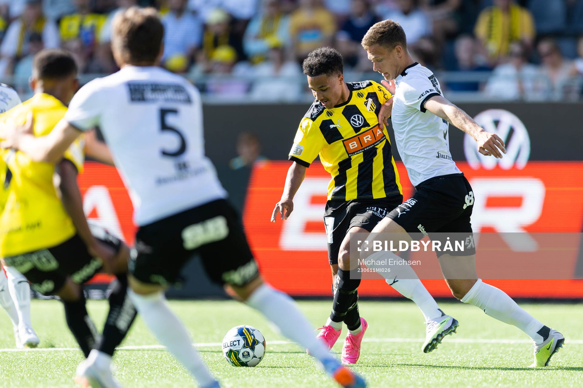 Häckens Momodou Lamin Sonko och Mjällbys Arvid Brorsson