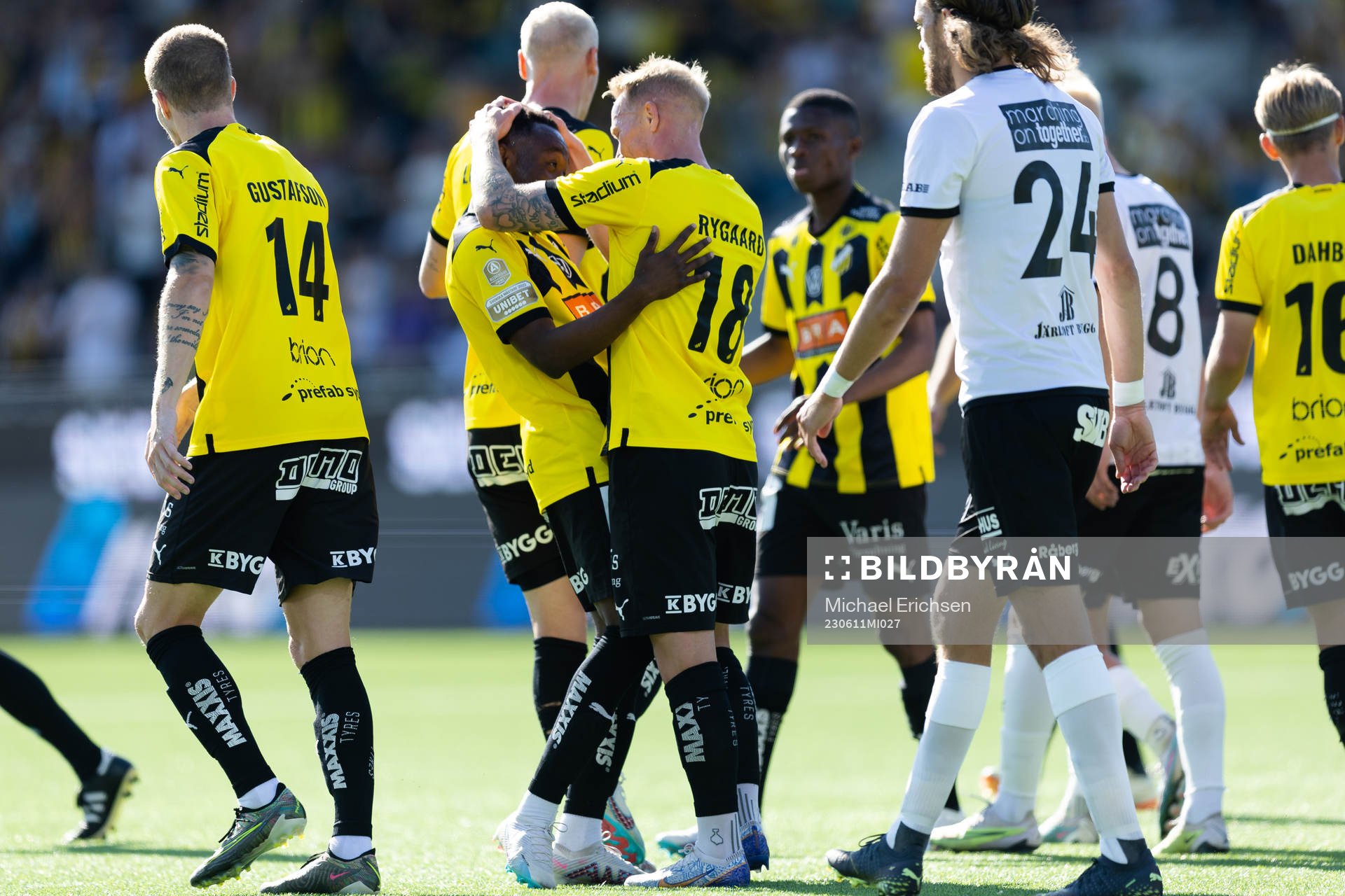 Häckens Benie Adama Traore jublar ihop med Mikkel Rygaard