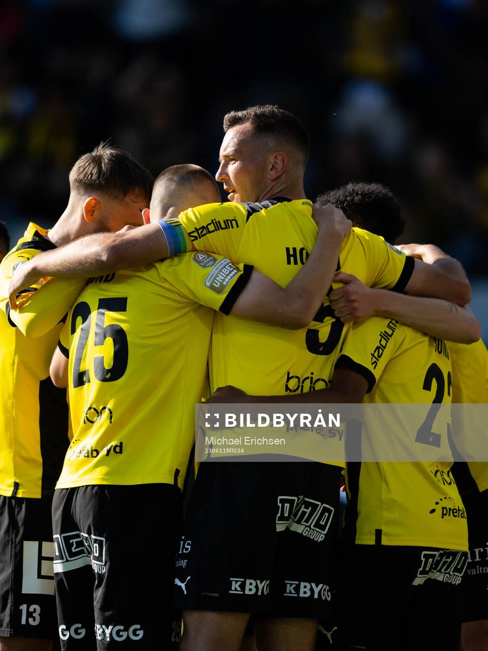 Häckens Even Hovland jublar med lagkamrater