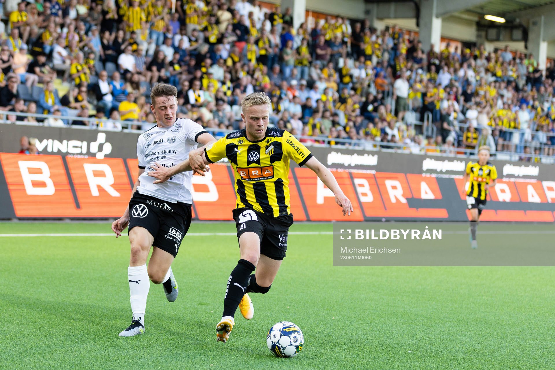 Mjällbys Elliot Stroud och Häckens Tomas Olai Totland